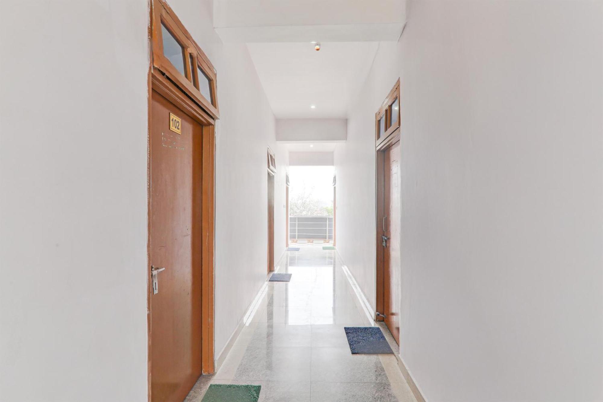 Hotel Super Townhouse Gujranwala Town Near Model Town Metro Station New Delhi