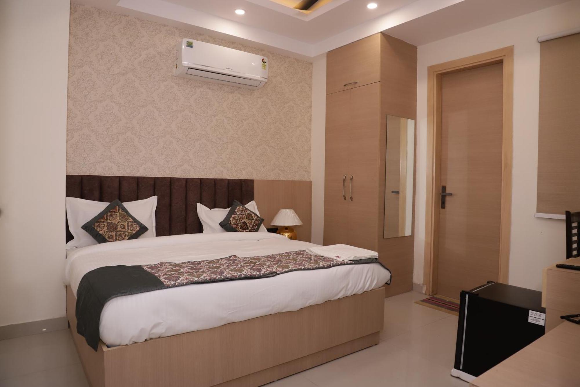 Hotel New Luxx - Near Igi Airport