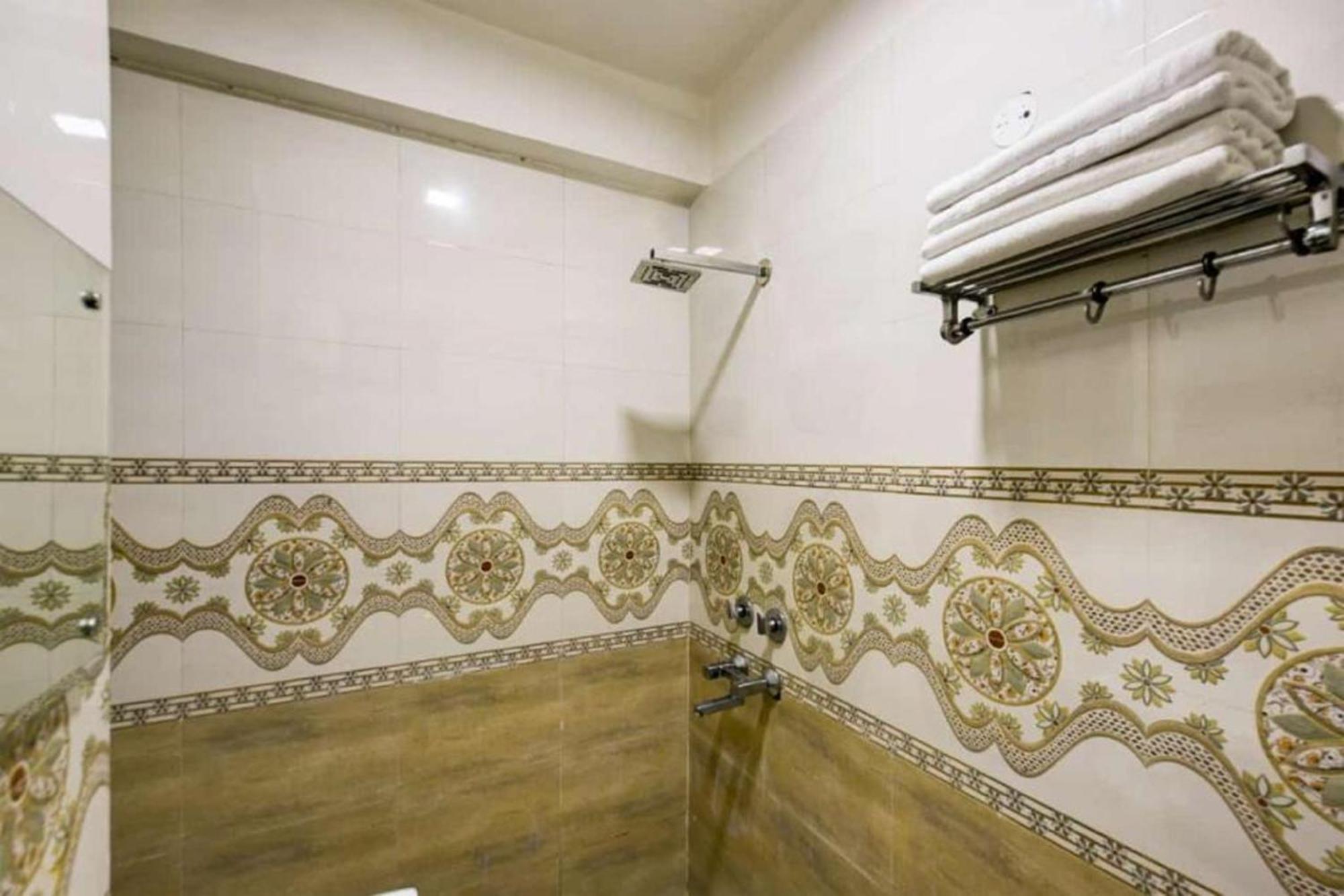 Hotel Del Fox Shanti Residency - Just A Minute Away From Railway Station And Connaught Place & 5 Mins From Vfs
