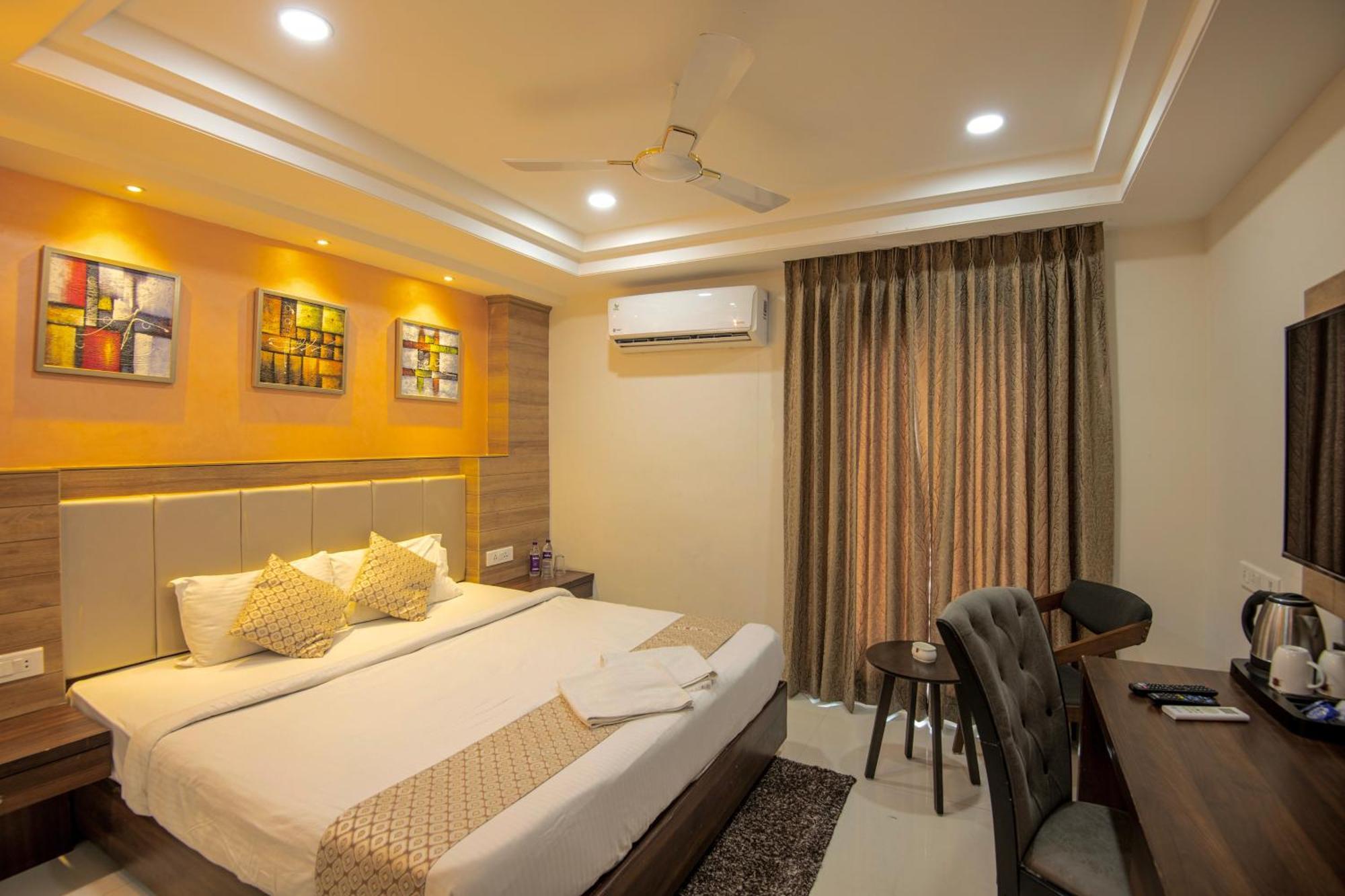 Tavish Near Delhi Airport Hotel 4*