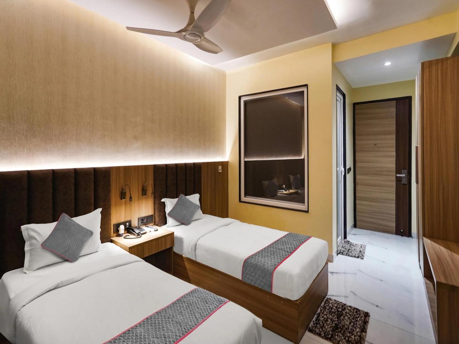 Hotel Ivy Plaza Near Delhi Airport 4*