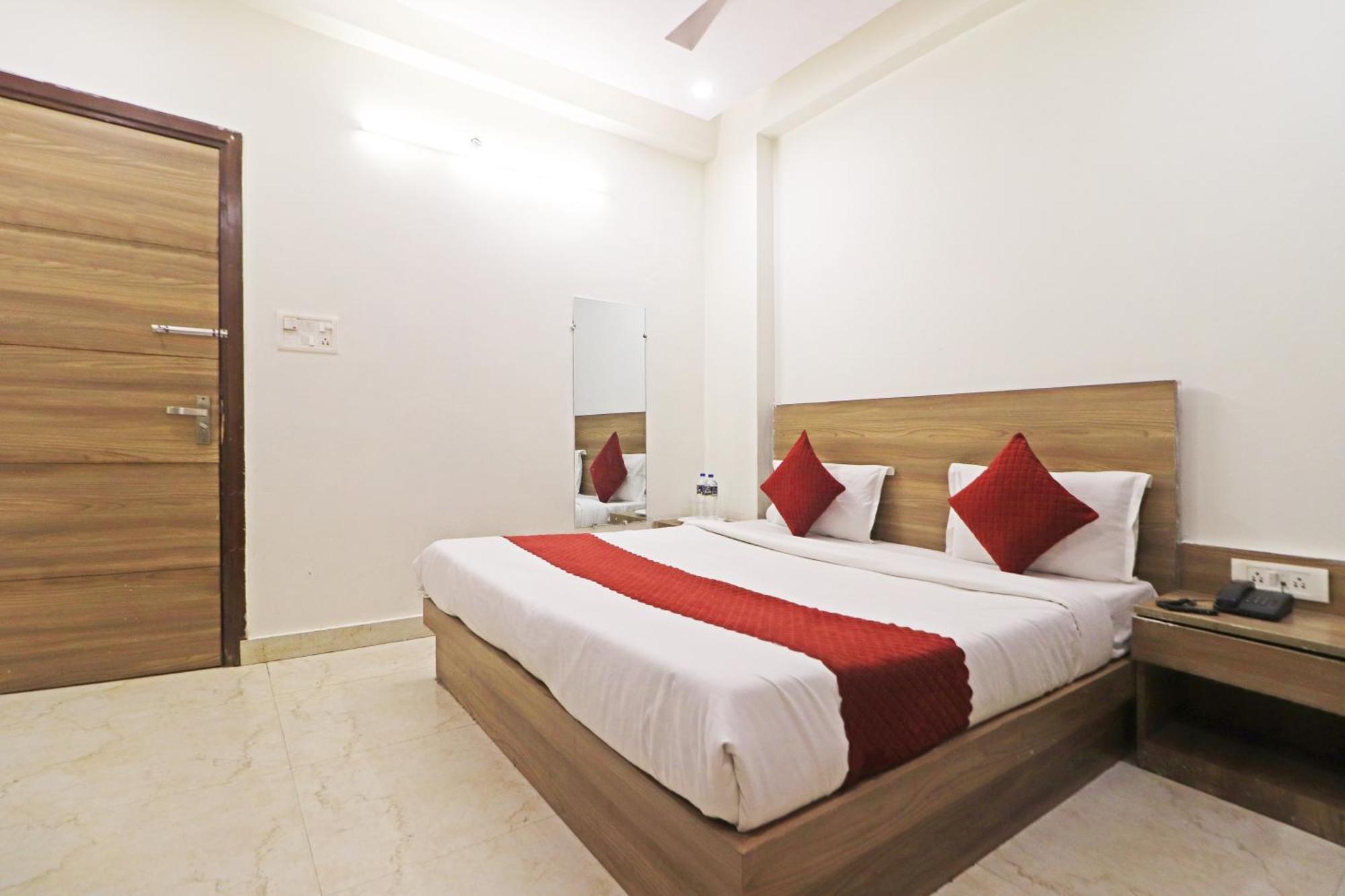 Hotel Aerostar Gold - Opposite Max Healthcare 3*