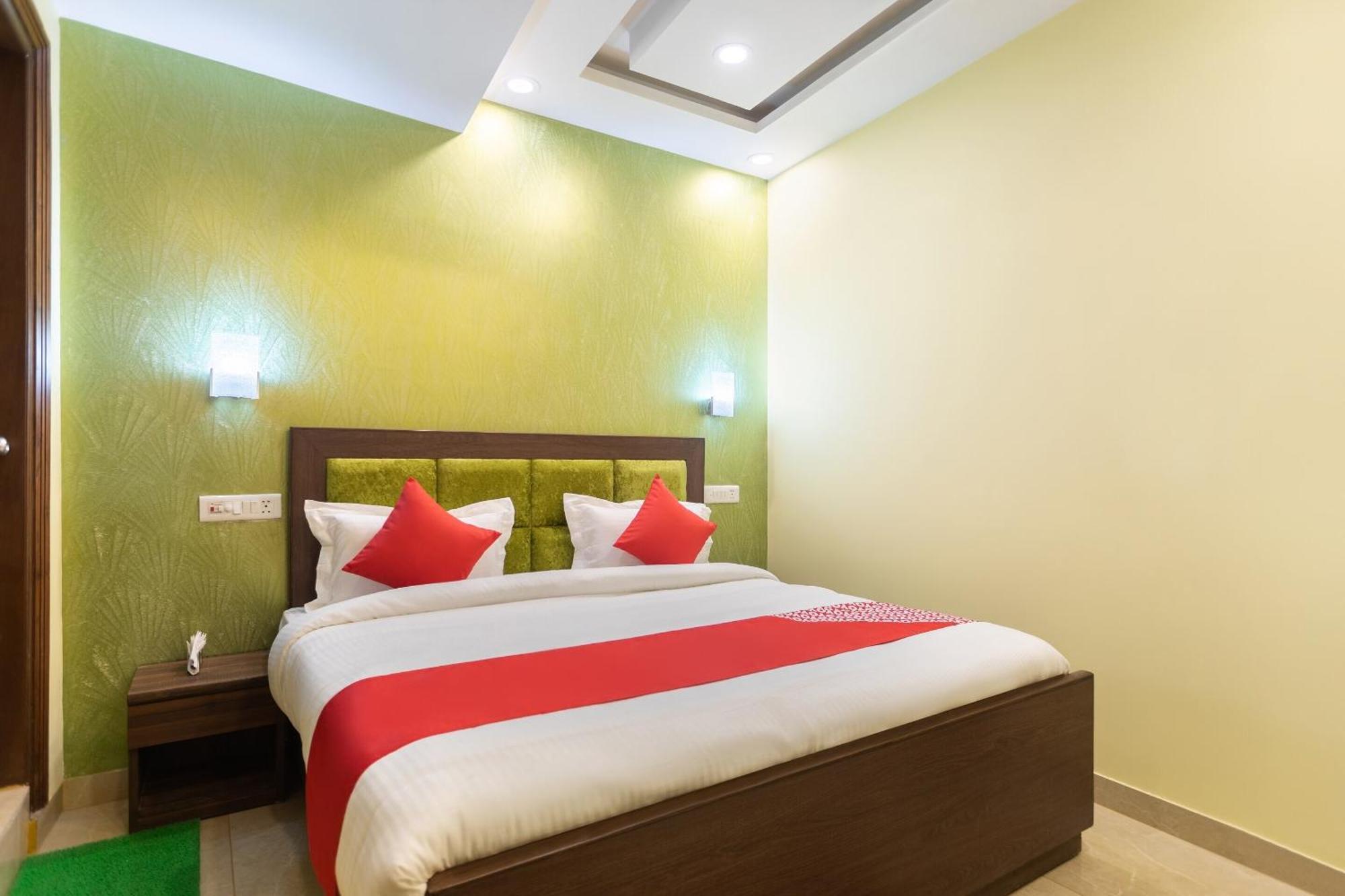 Super Oyo O Red Stone 3* New Delhi