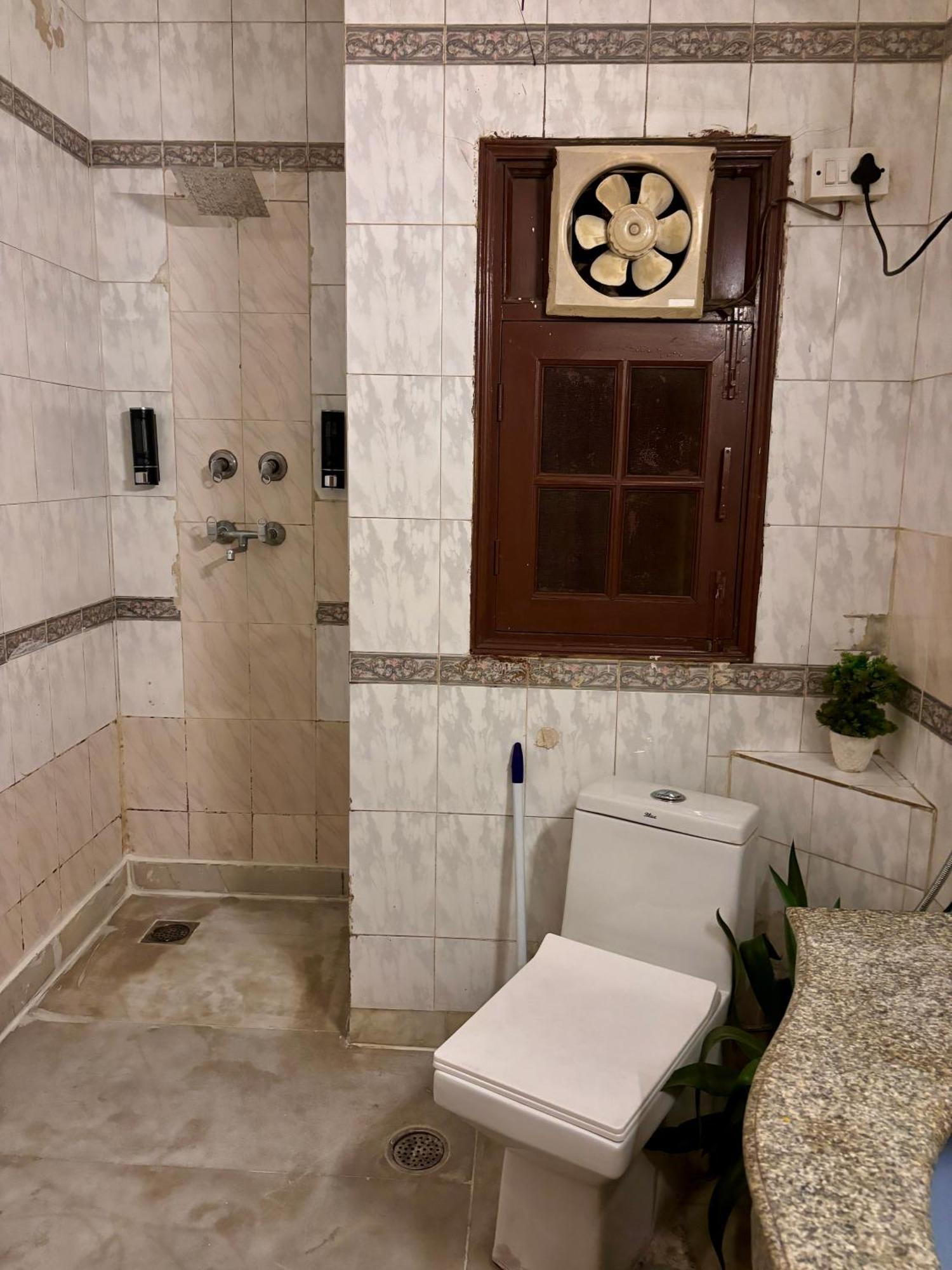 Atharva's By Goaround Homes - Nehru Enclave Metro, South Delhi Bed & Breakfast New Delhi