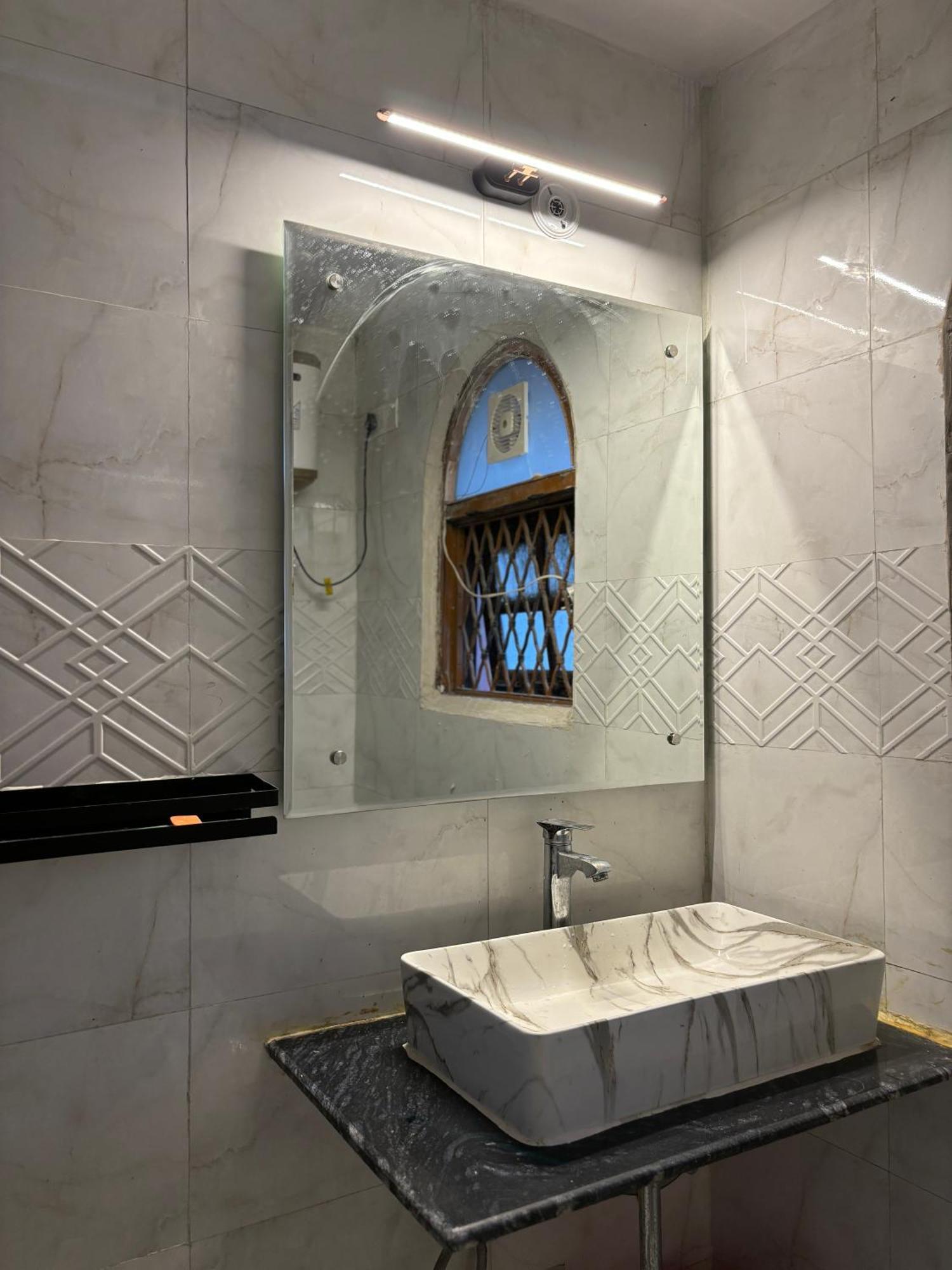 Atharva's By Goaround Homes - Nehru Enclave Metro, South Delhi Bed & Breakfast *