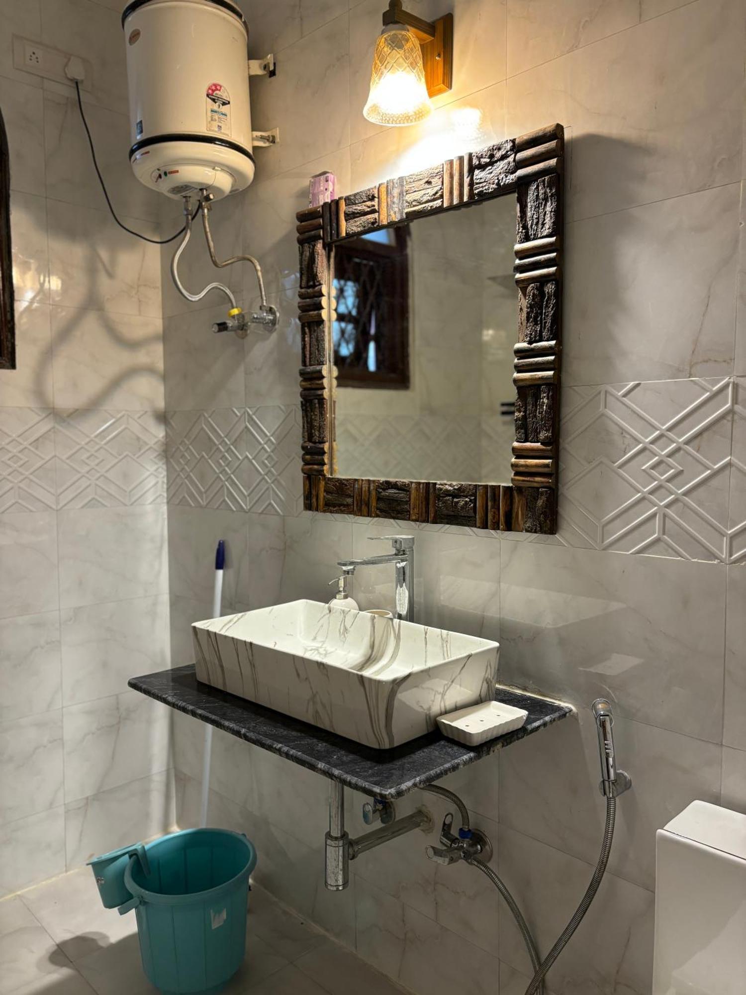 Bed & Breakfast Atharva's By Goaround Homes - Nehru Enclave Metro, South Delhi