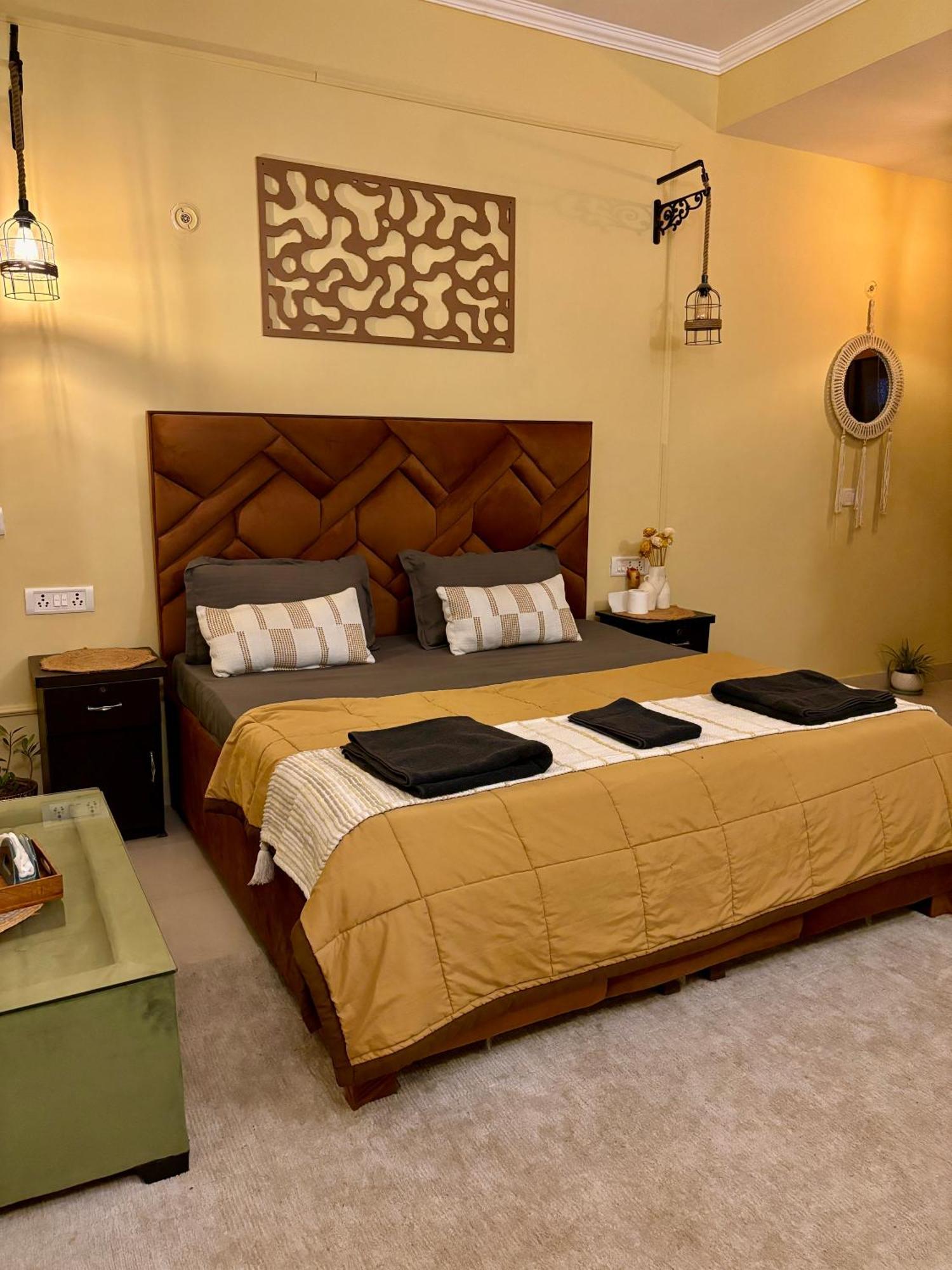 Atharva's By Goaround Homes - Nehru Enclave Metro, South Delhi Bed & Breakfast *