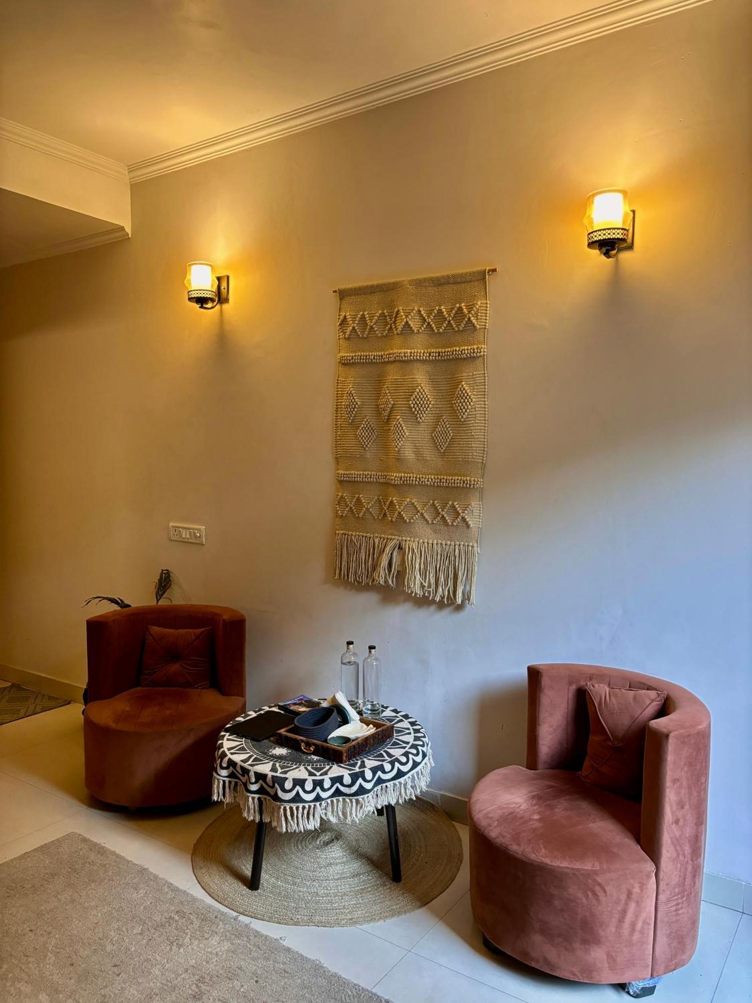 Atharva's By Goaround Homes - Nehru Enclave Metro, South Delhi Bed & Breakfast