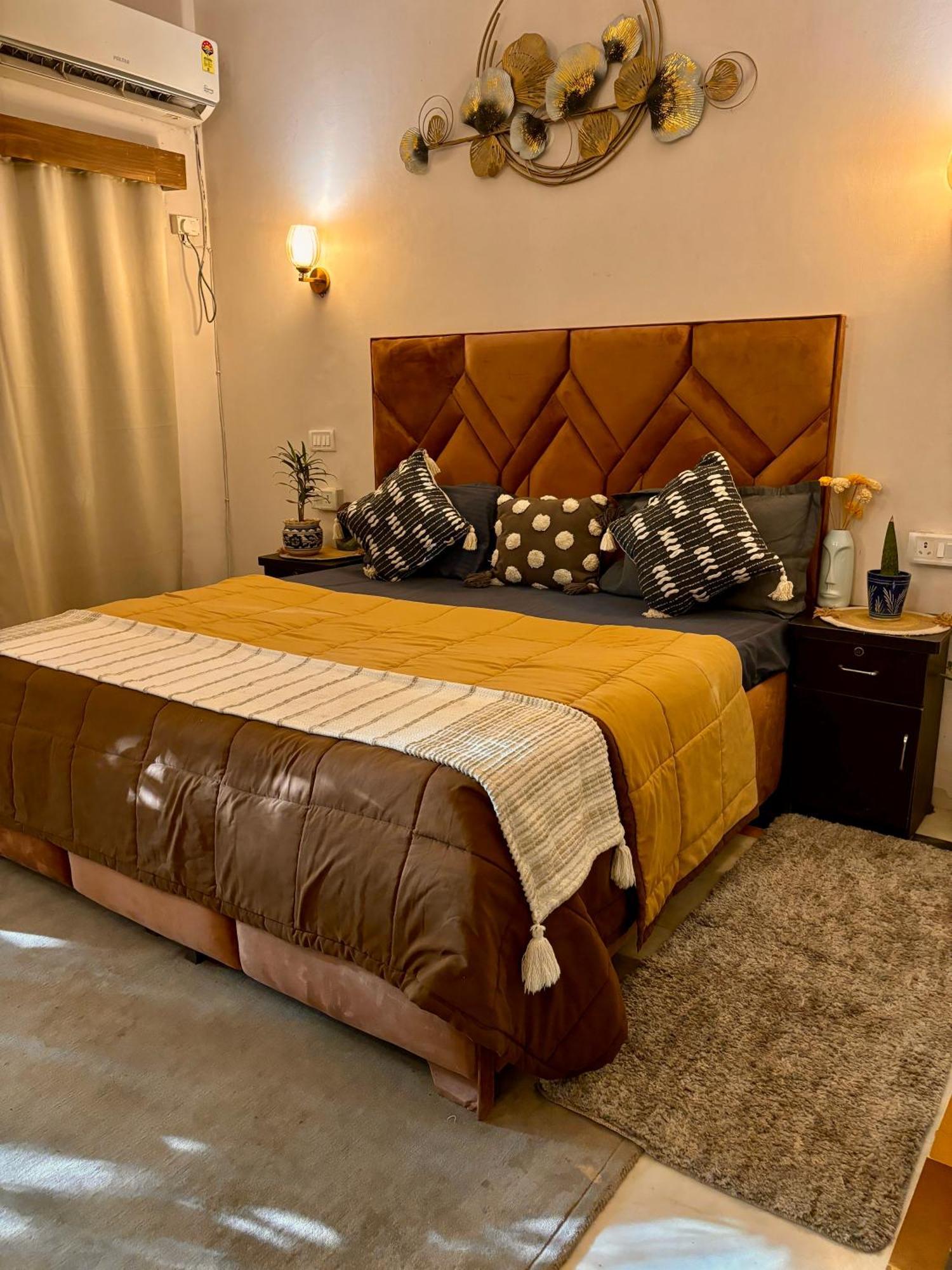Bed & Breakfast Atharva's By Goaround Homes - Nehru Enclave Metro, South Delhi *