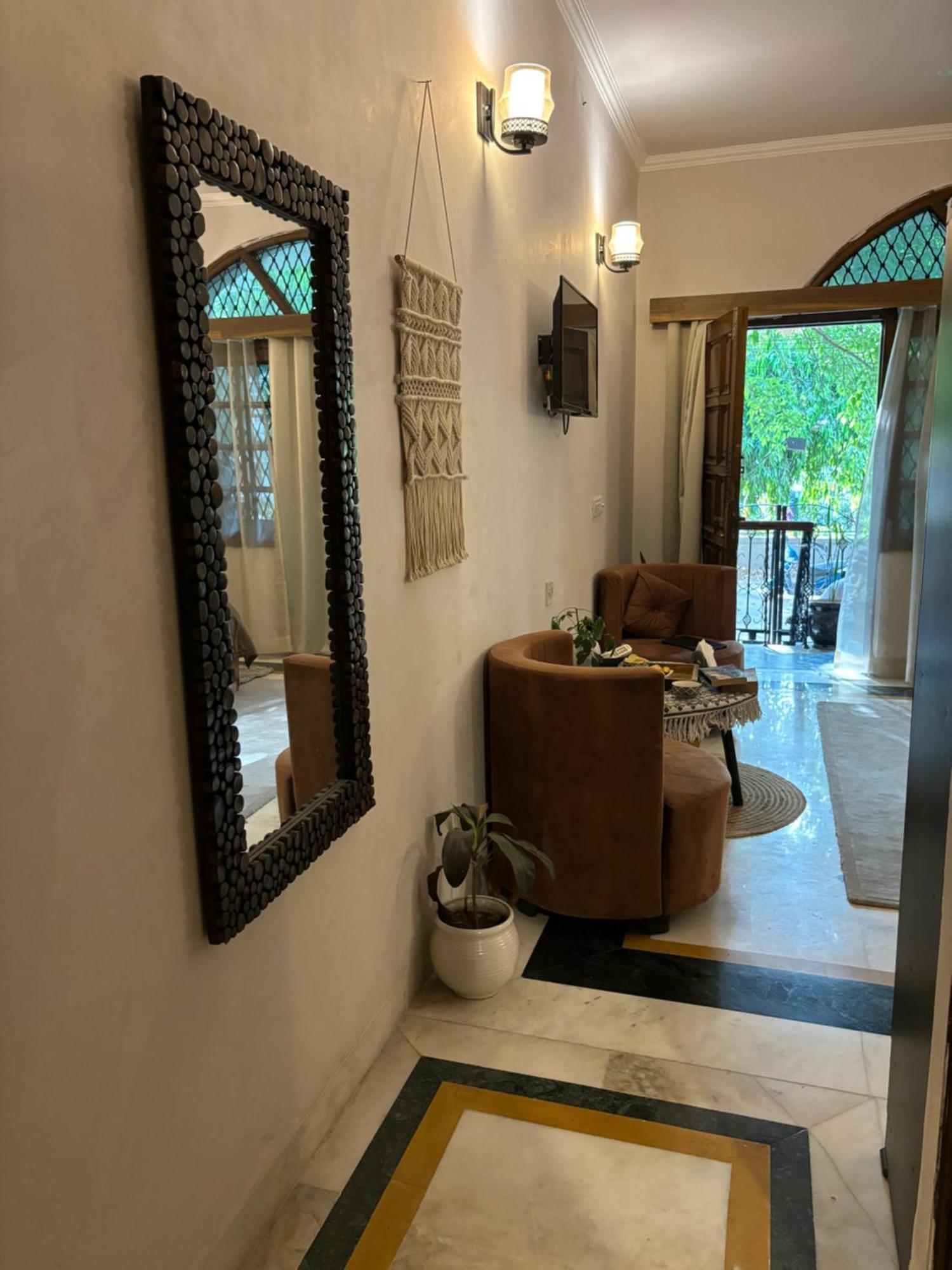 Bed & Breakfast Atharva's By Goaround Homes - Nehru Enclave Metro, South Delhi
