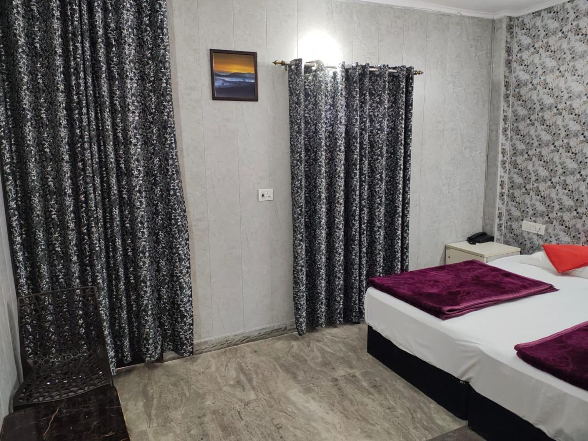 Premium Opposite Nizamuddin Railway Station 4*