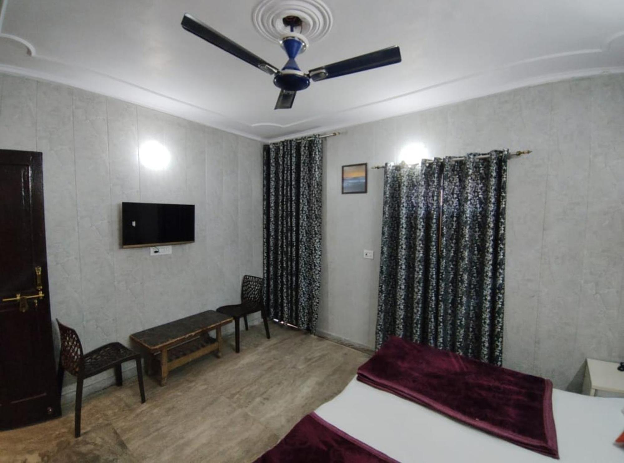 Hotel Premium Opposite Nizamuddin Railway Station