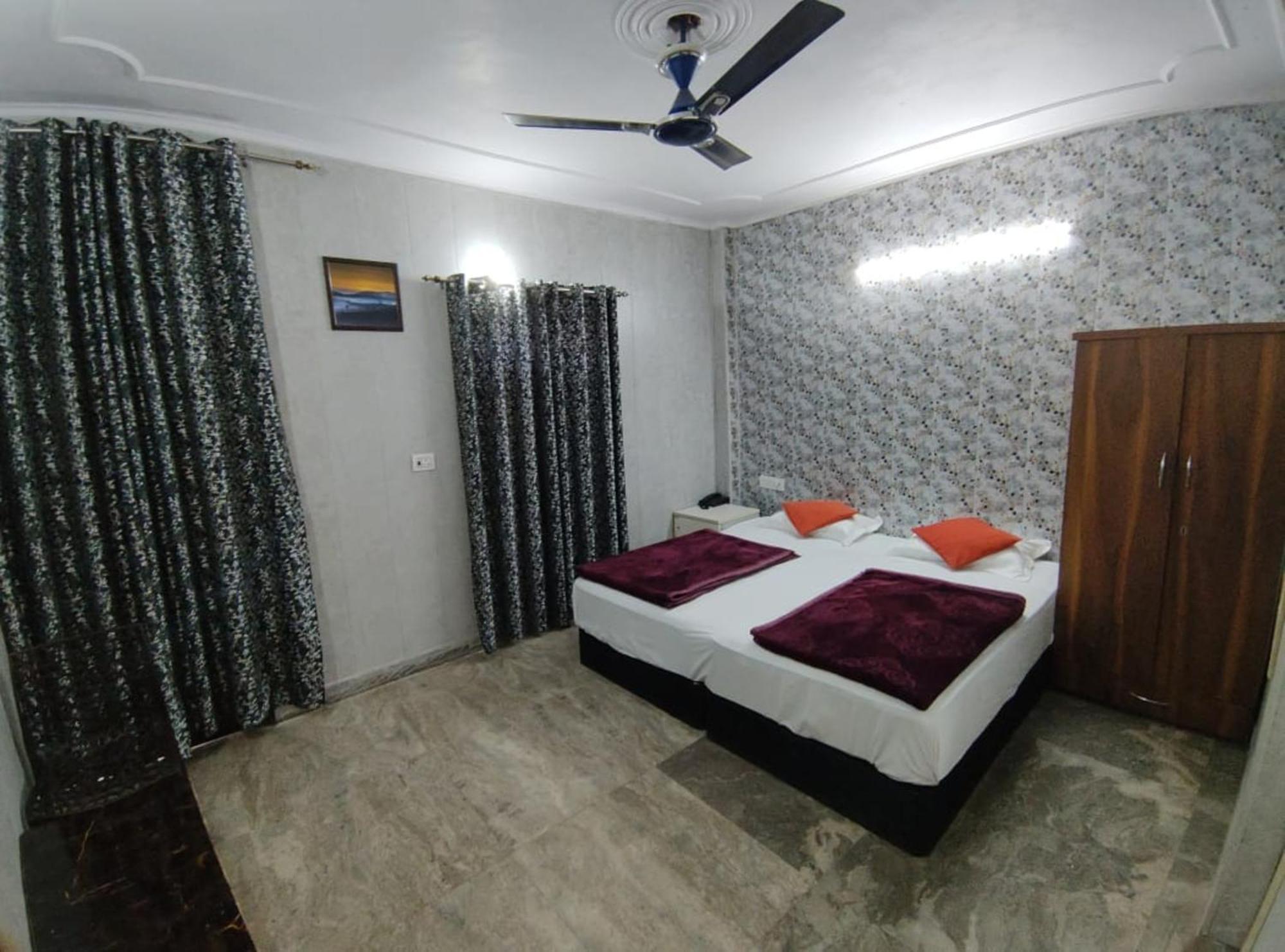 Hotel Premium Opposite Nizamuddin Railway Station New Delhi