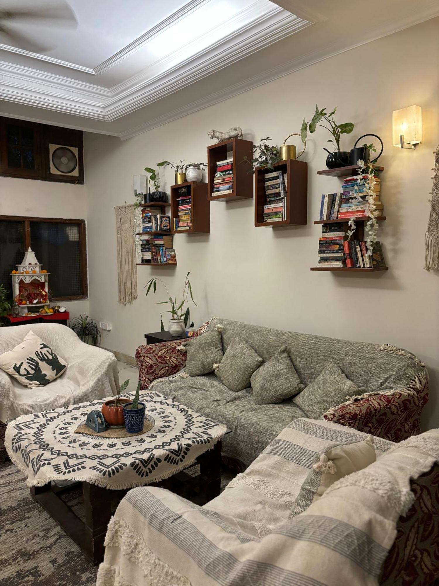 Atharva's By Goaround Homes - Nehru Enclave Metro, South Delhi Bed & Breakfast