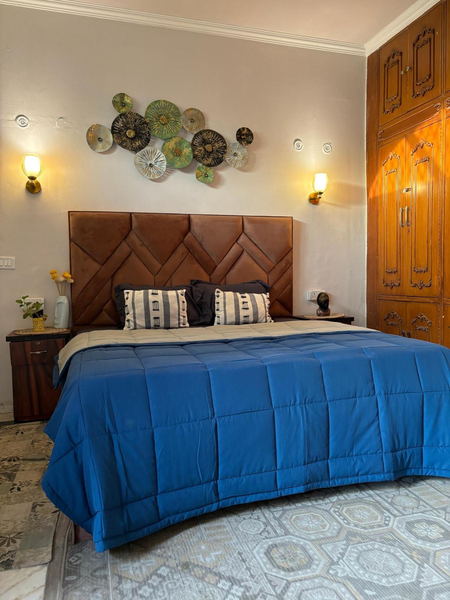 Atharva's By Goaround Homes - Nehru Enclave Metro, South Delhi Bed & Breakfast