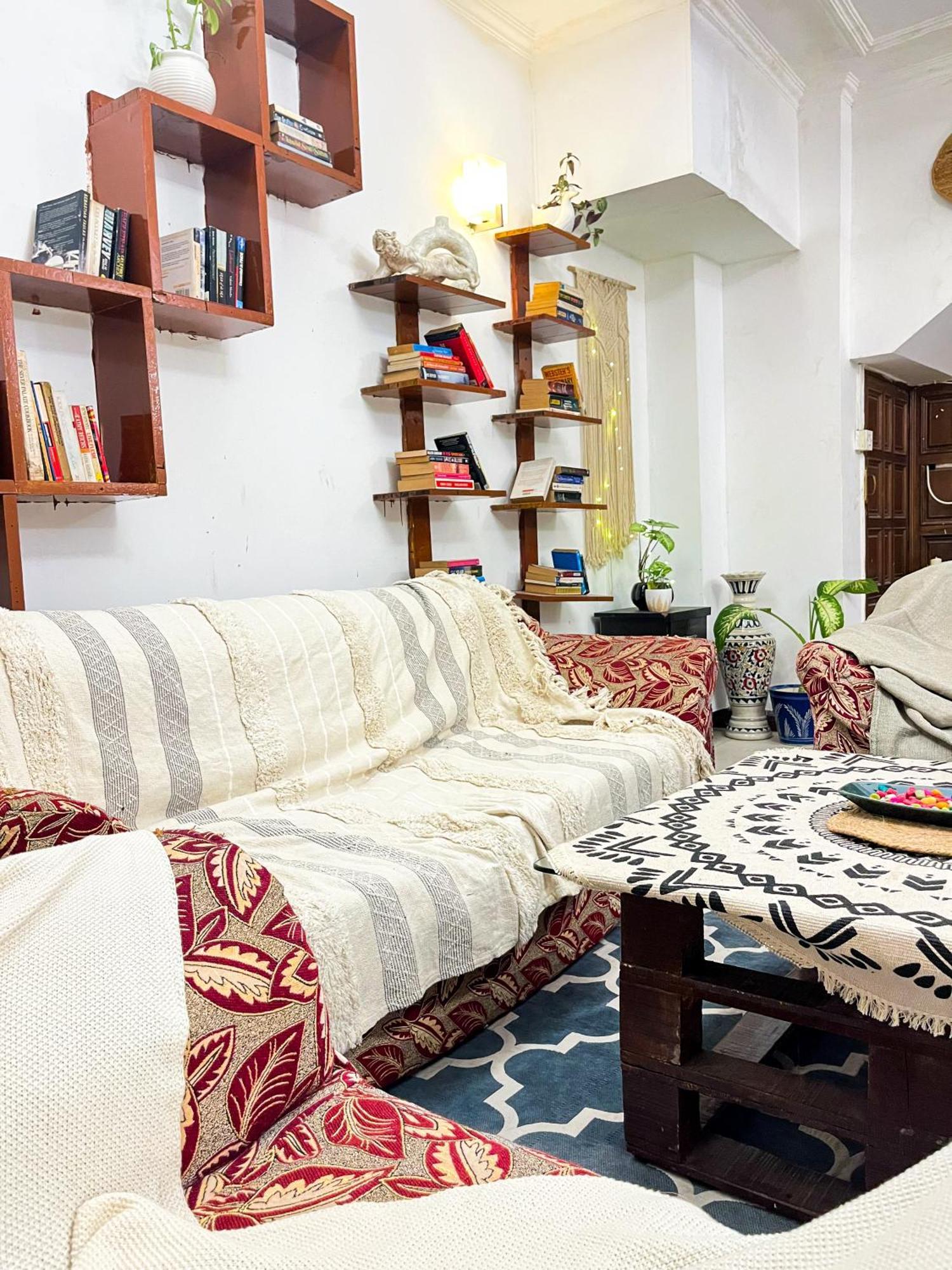 Atharva's By Goaround Homes - Nehru Enclave Metro, South Delhi Bed & Breakfast *