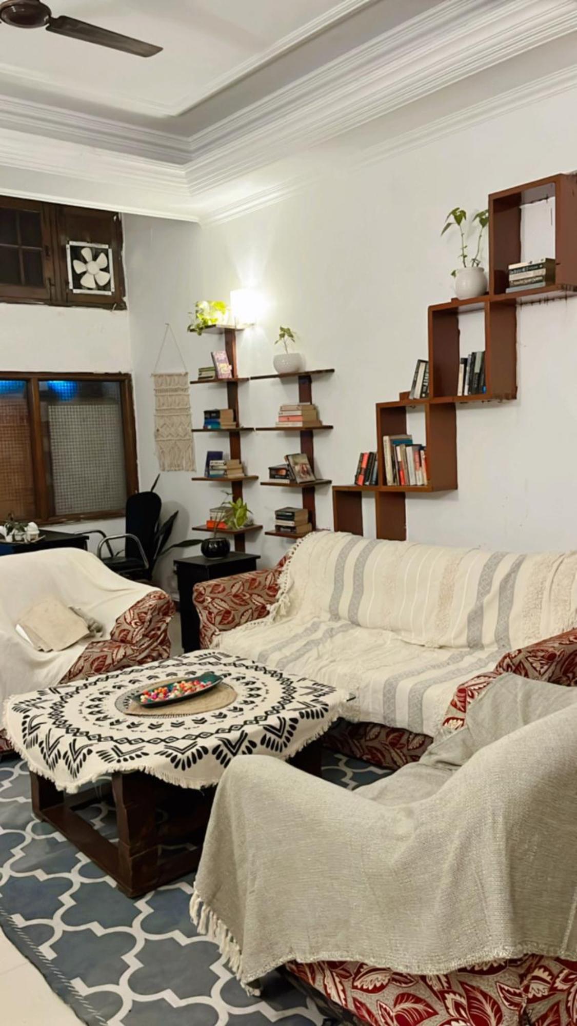 Atharva's By Goaround Homes - Nehru Enclave Metro, South Delhi Bed & Breakfast New Delhi