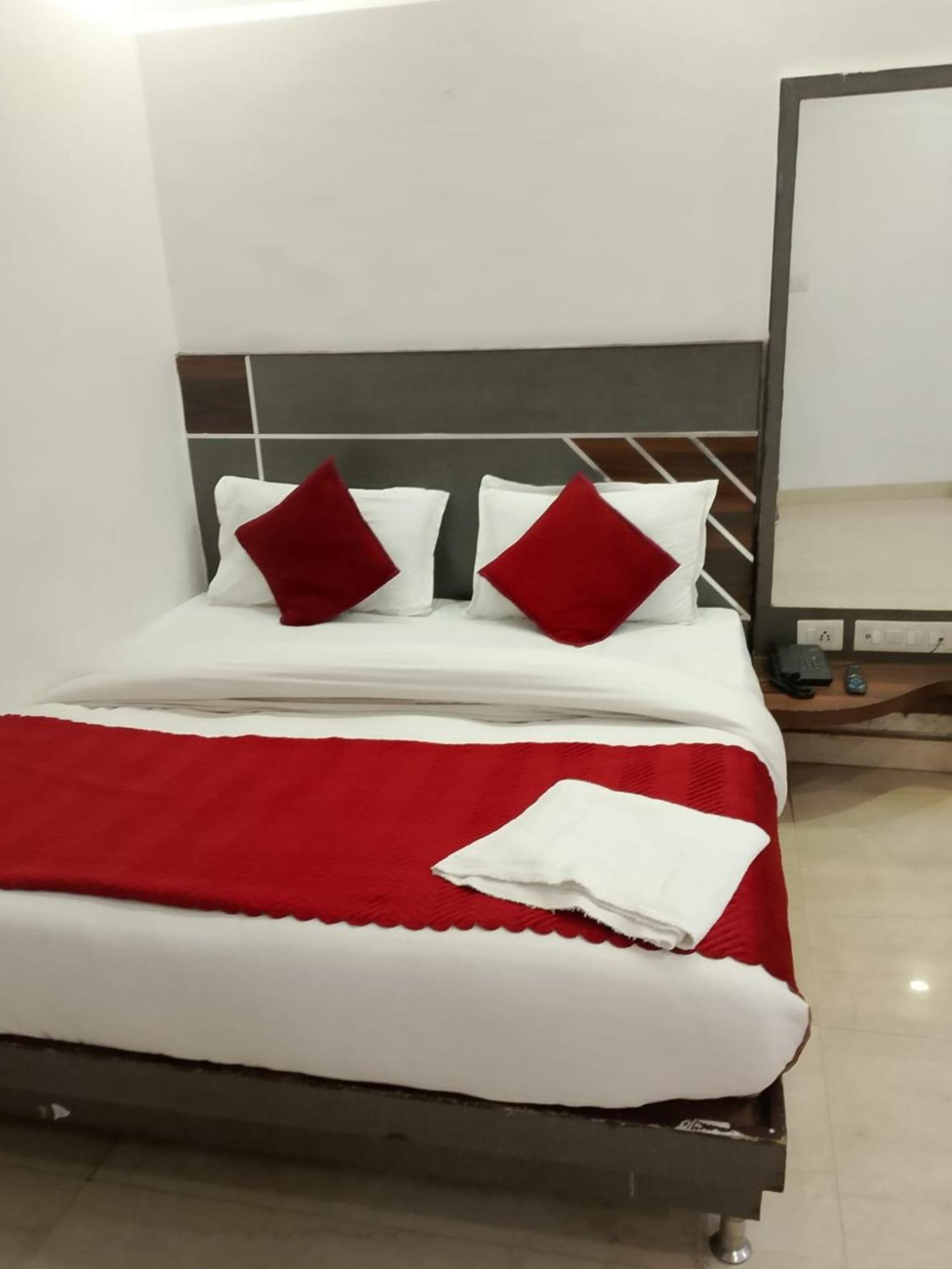 Hotel Shree Guru 3 Minute From New Delhi Railway Station *