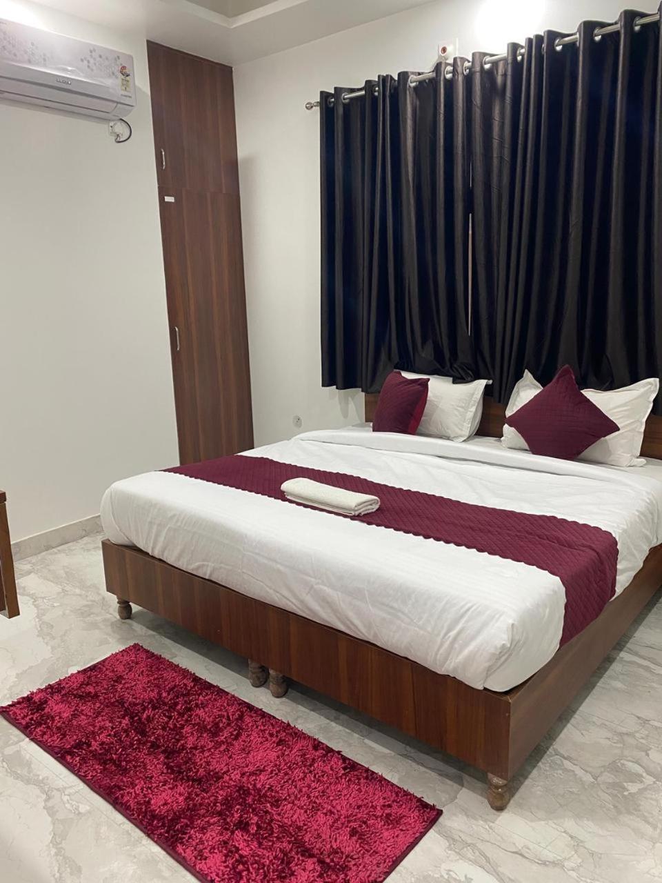 Bed & Breakfast Pearl Crown *