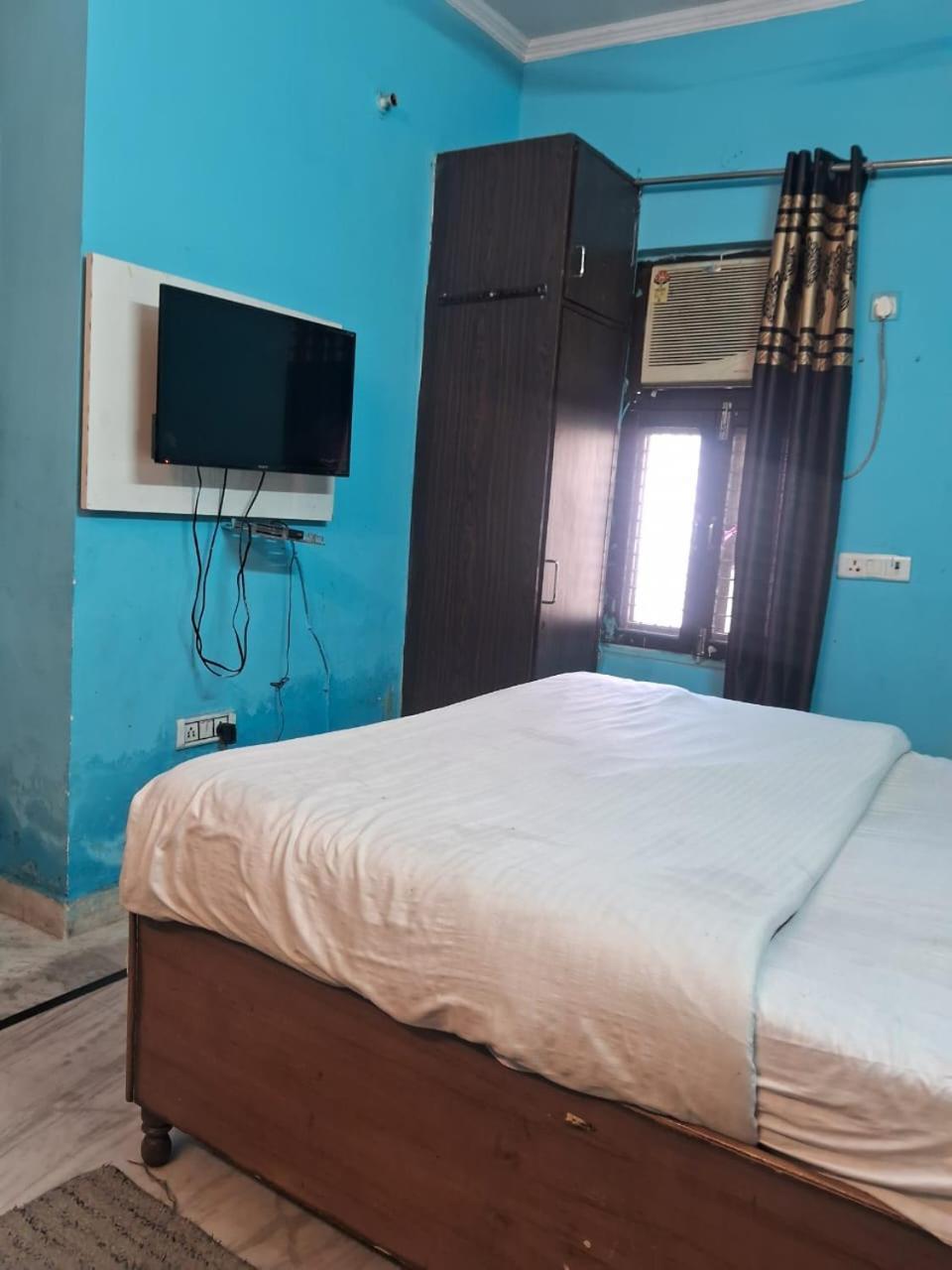 Eco Near Anand Vihar 3*