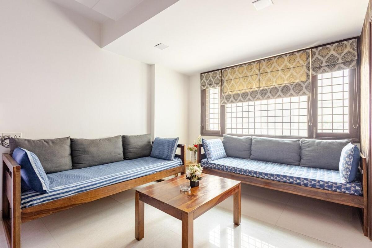 1 Bhk, 2 Bthroms In Vasant Kunj Apartment