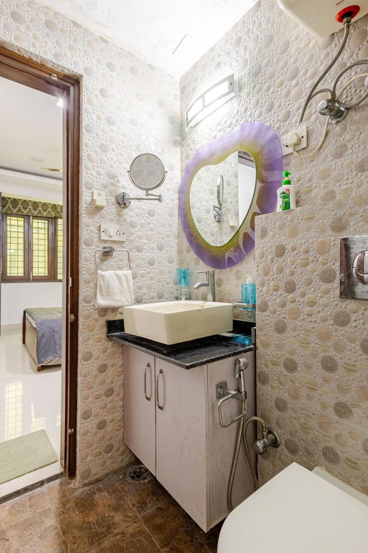 1 Bhk, 2 Bthroms In Vasant Kunj *