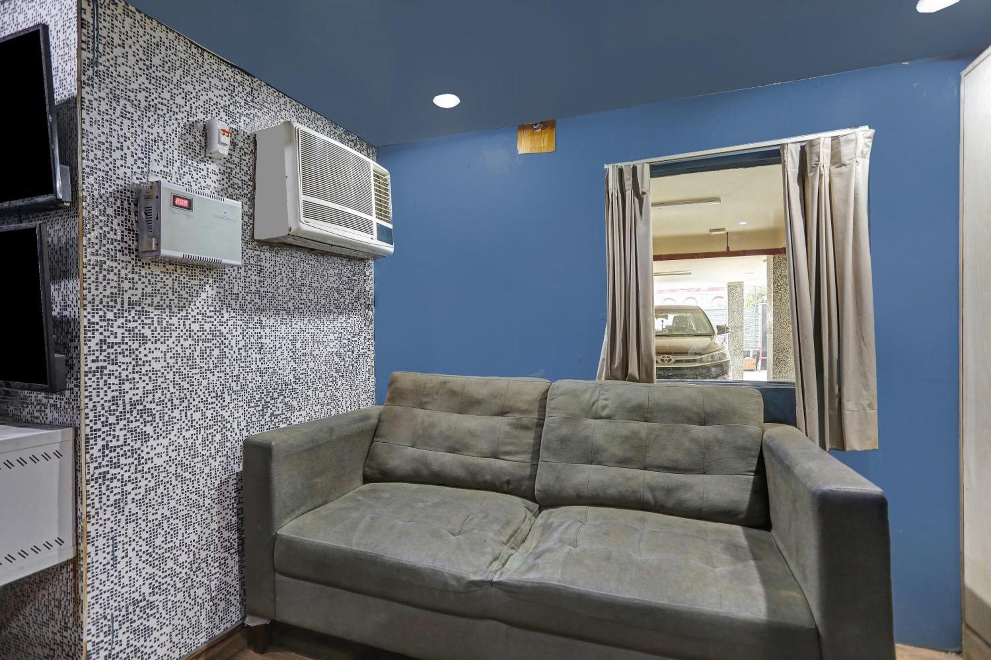 Hotel Collection O Model Town Metro View New Delhi