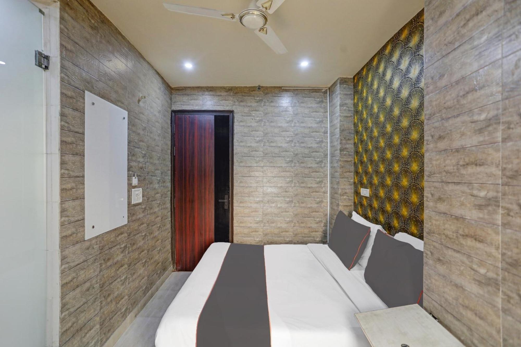 Collection O Model Town Metro View Hotel 4*