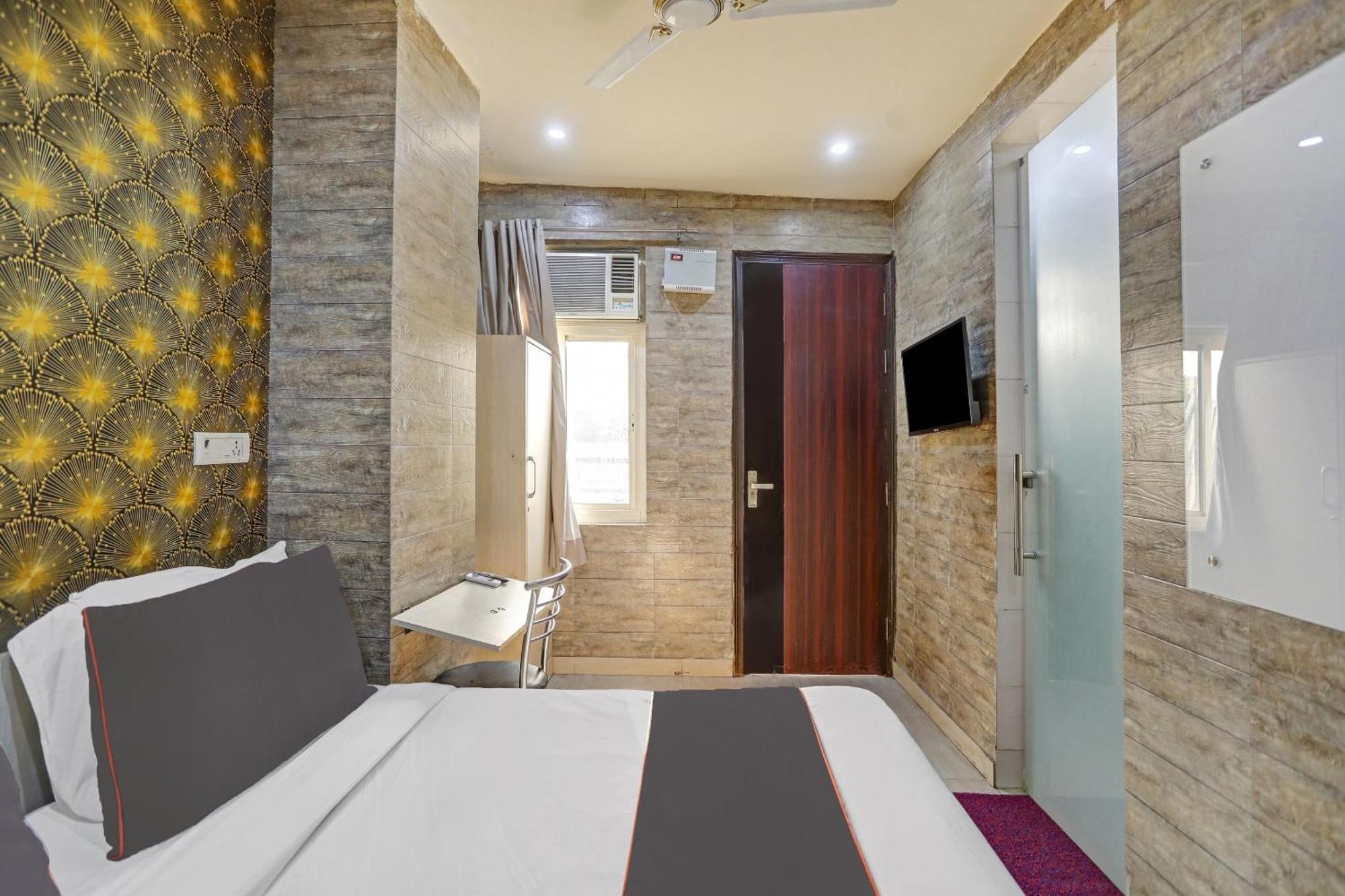 Collection O Model Town Metro View Hotel 4*