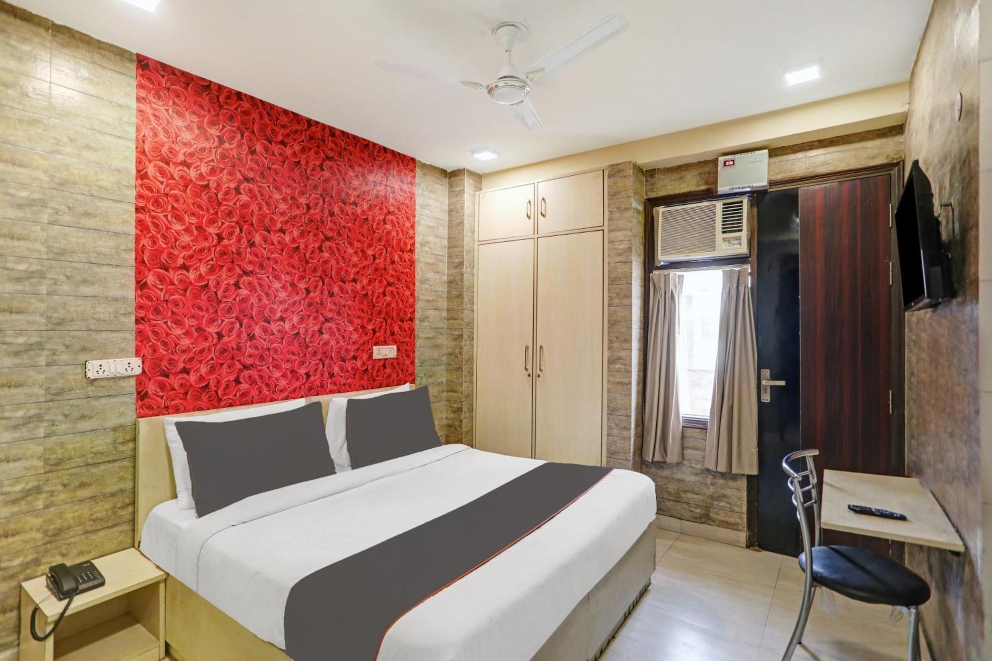 Hotel Collection O Model Town Metro View