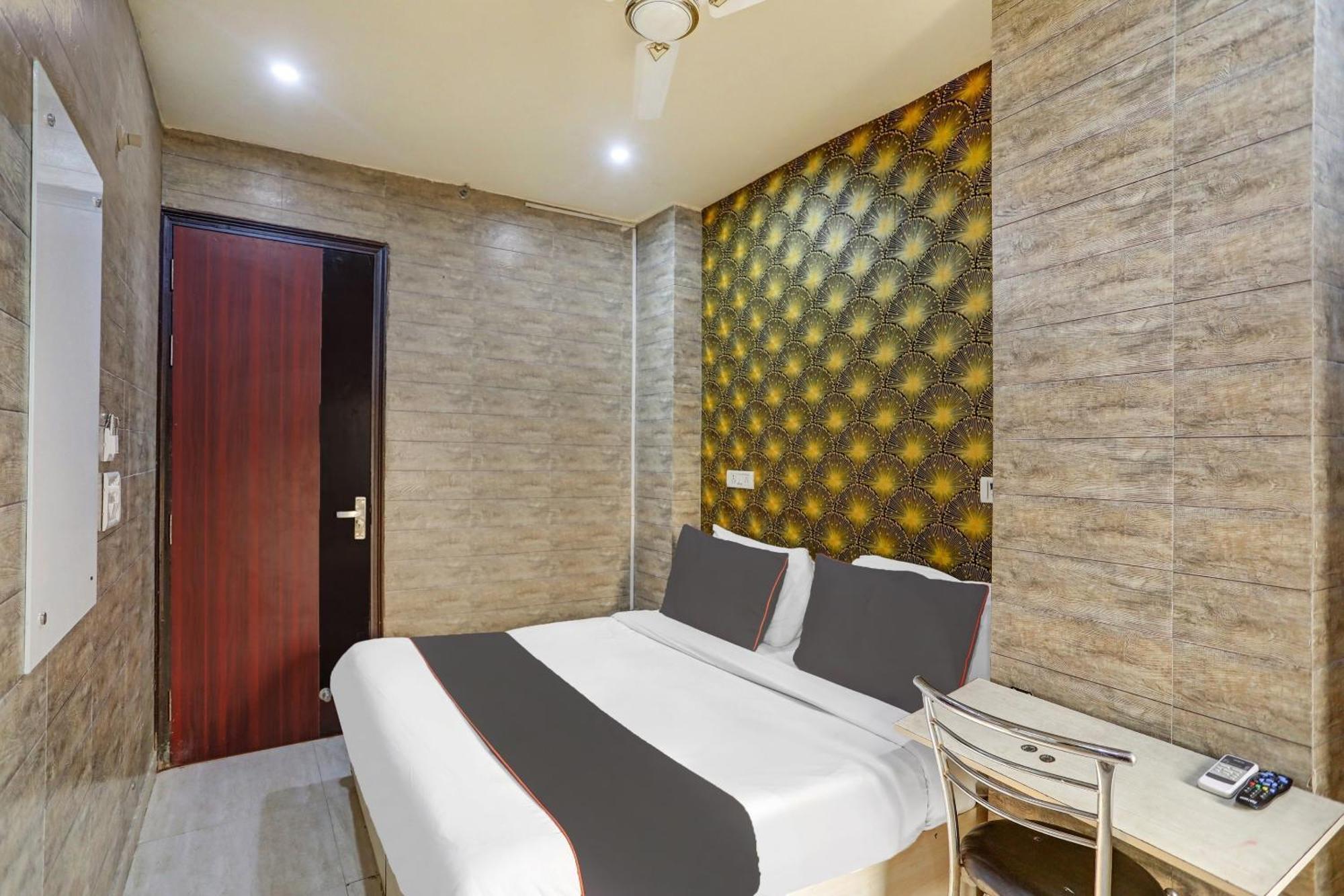 Hotel Collection O Model Town Metro View 4*