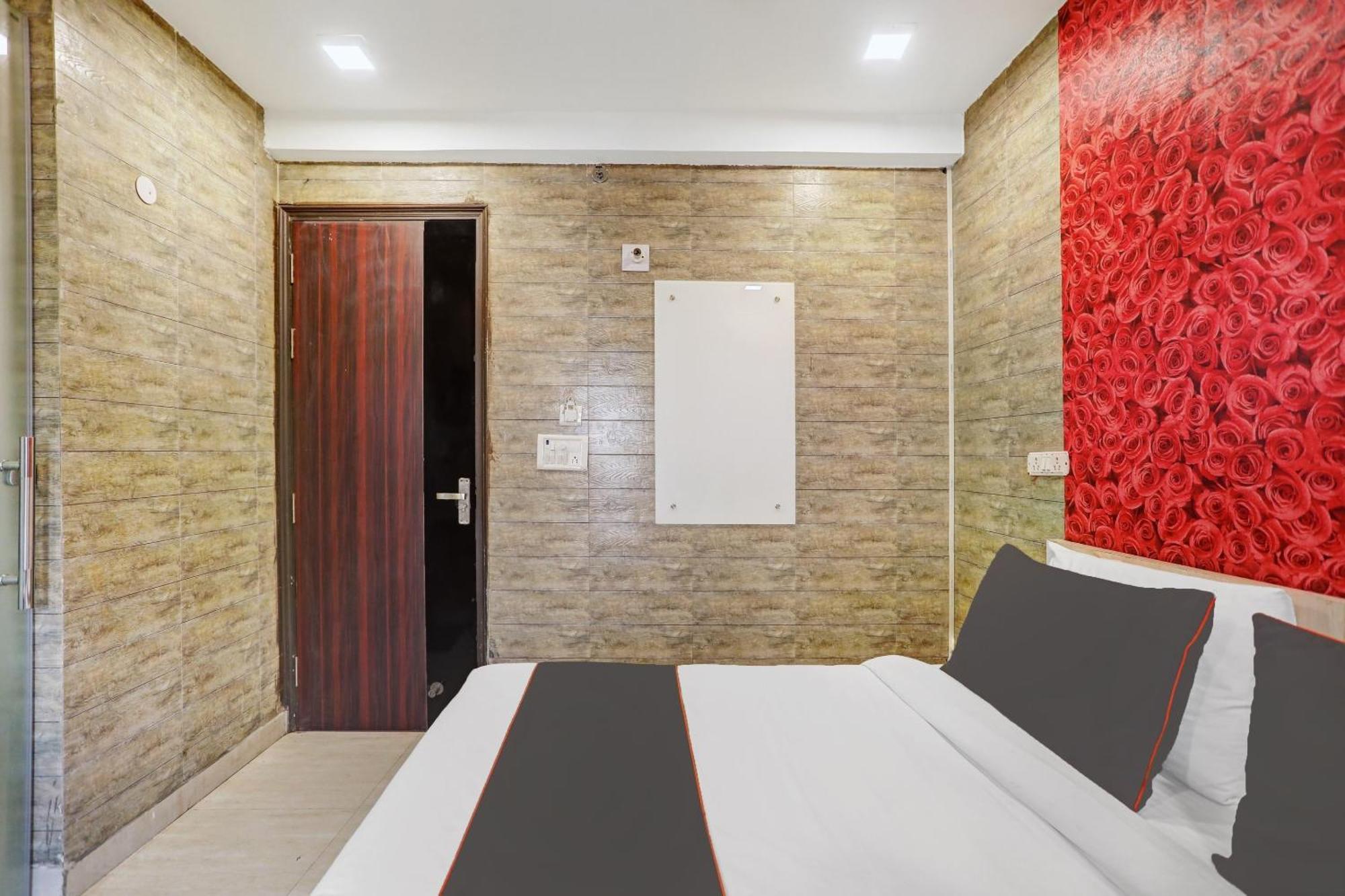 Collection O Model Town Metro View Hotel New Delhi