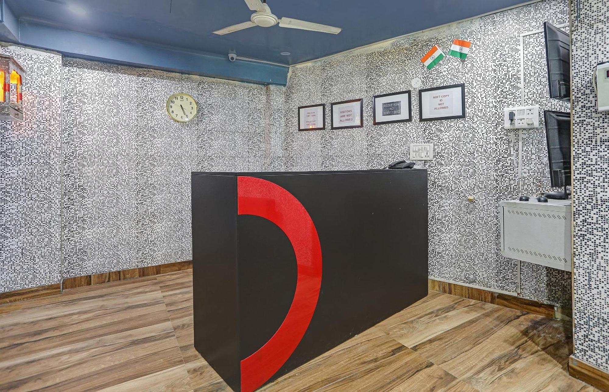 Hotel Collection O Model Town Metro View New Delhi