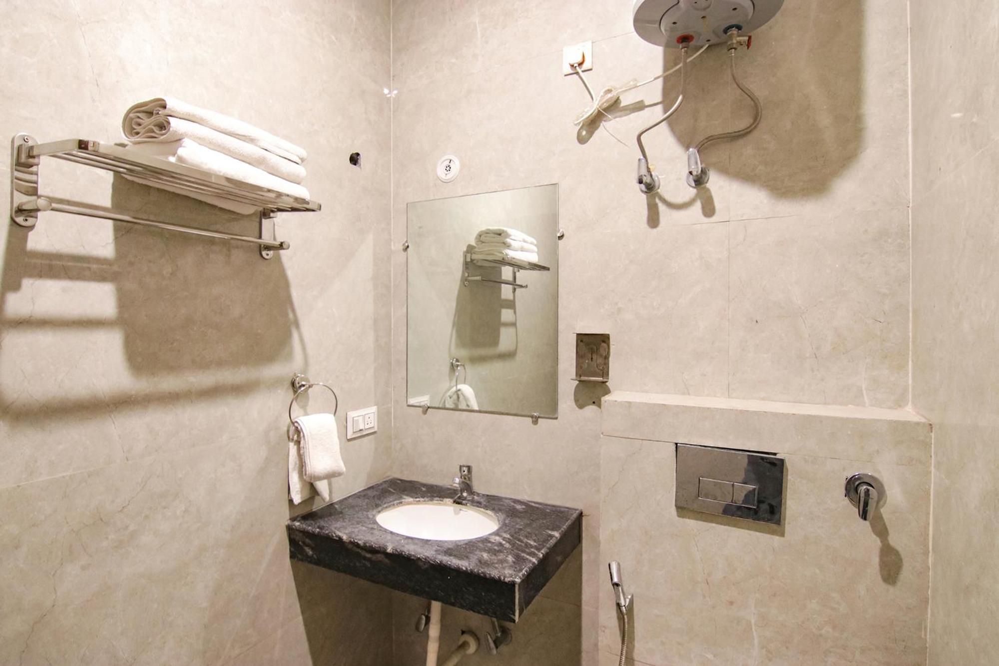 Fabhotel Aerosky - Nr Yashobhoomi Convention Centre