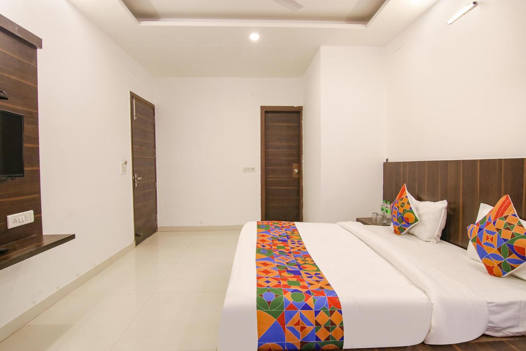 Fabhotel Aerosky - Nr Yashobhoomi Convention Centre