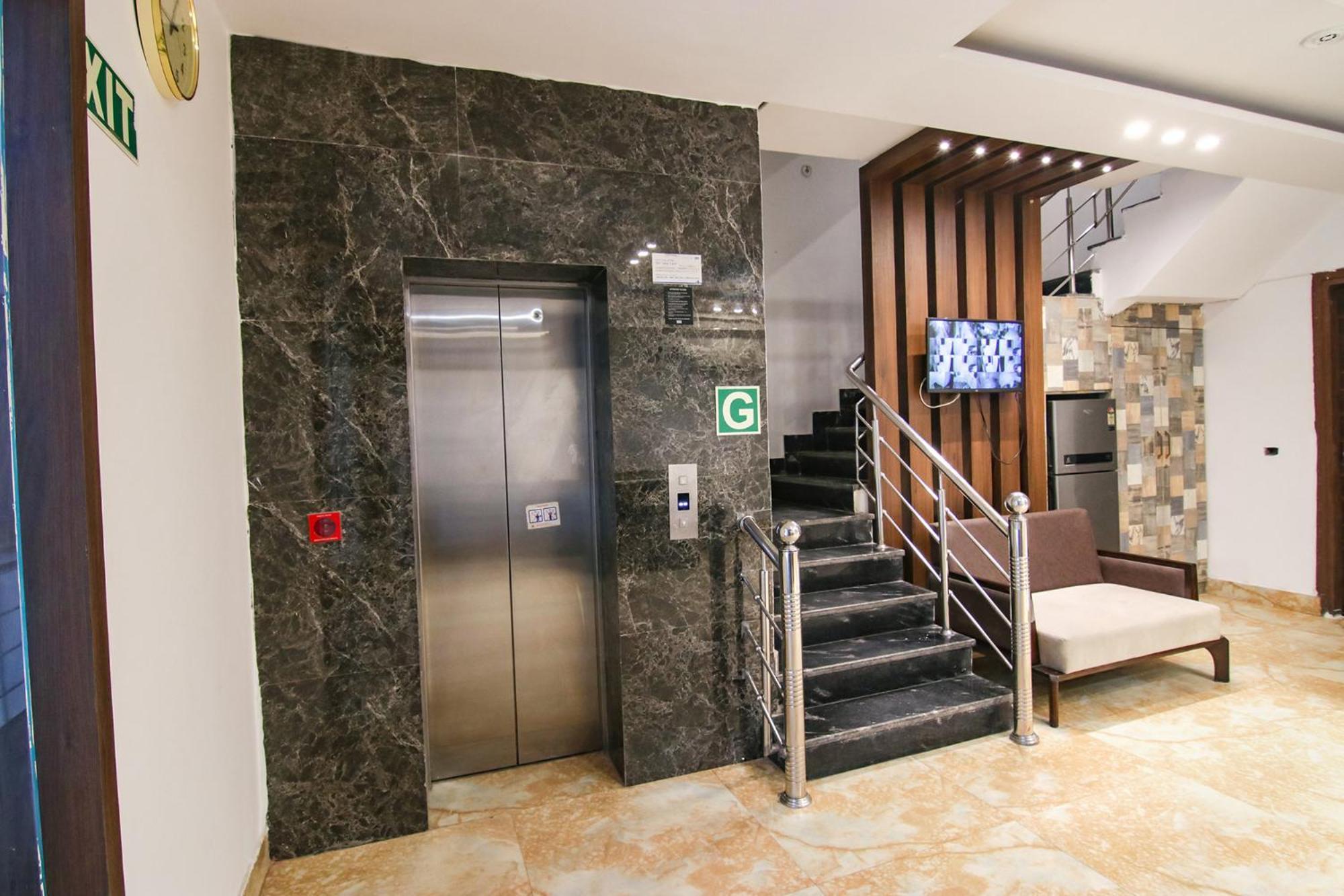 Fabhotel Aerosky - Nr Yashobhoomi Convention Centre Hotel
