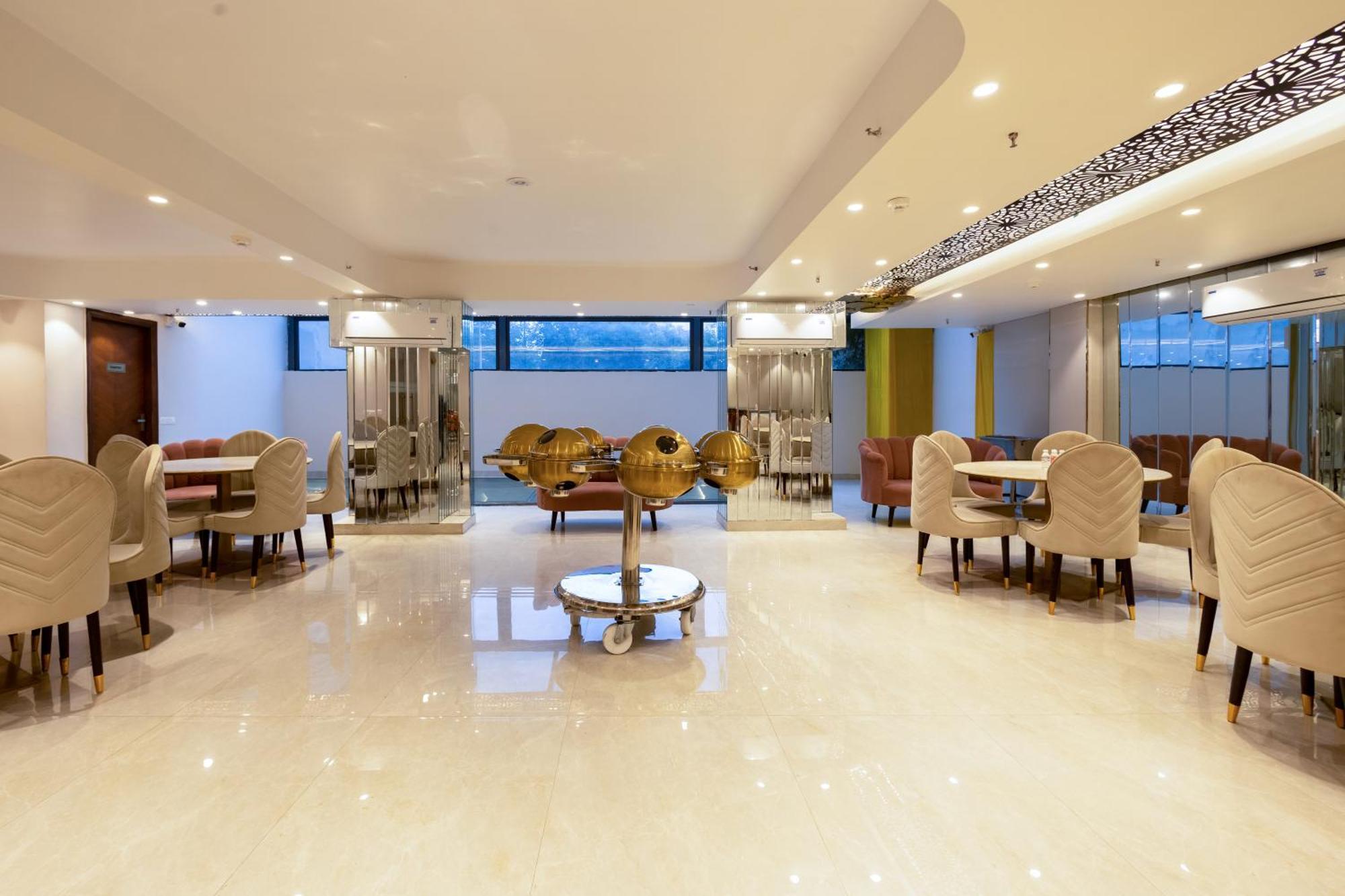 West Igi Airport Delhi Hotel 4*