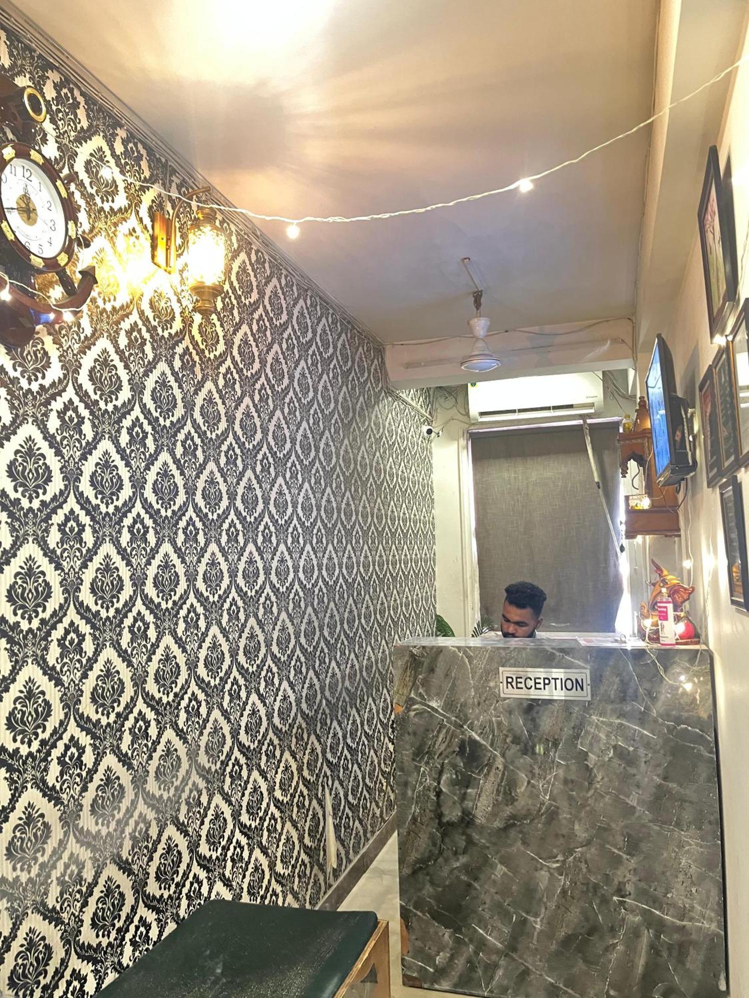 Saket Suites- Near Max Hospital 3* Nova Deli