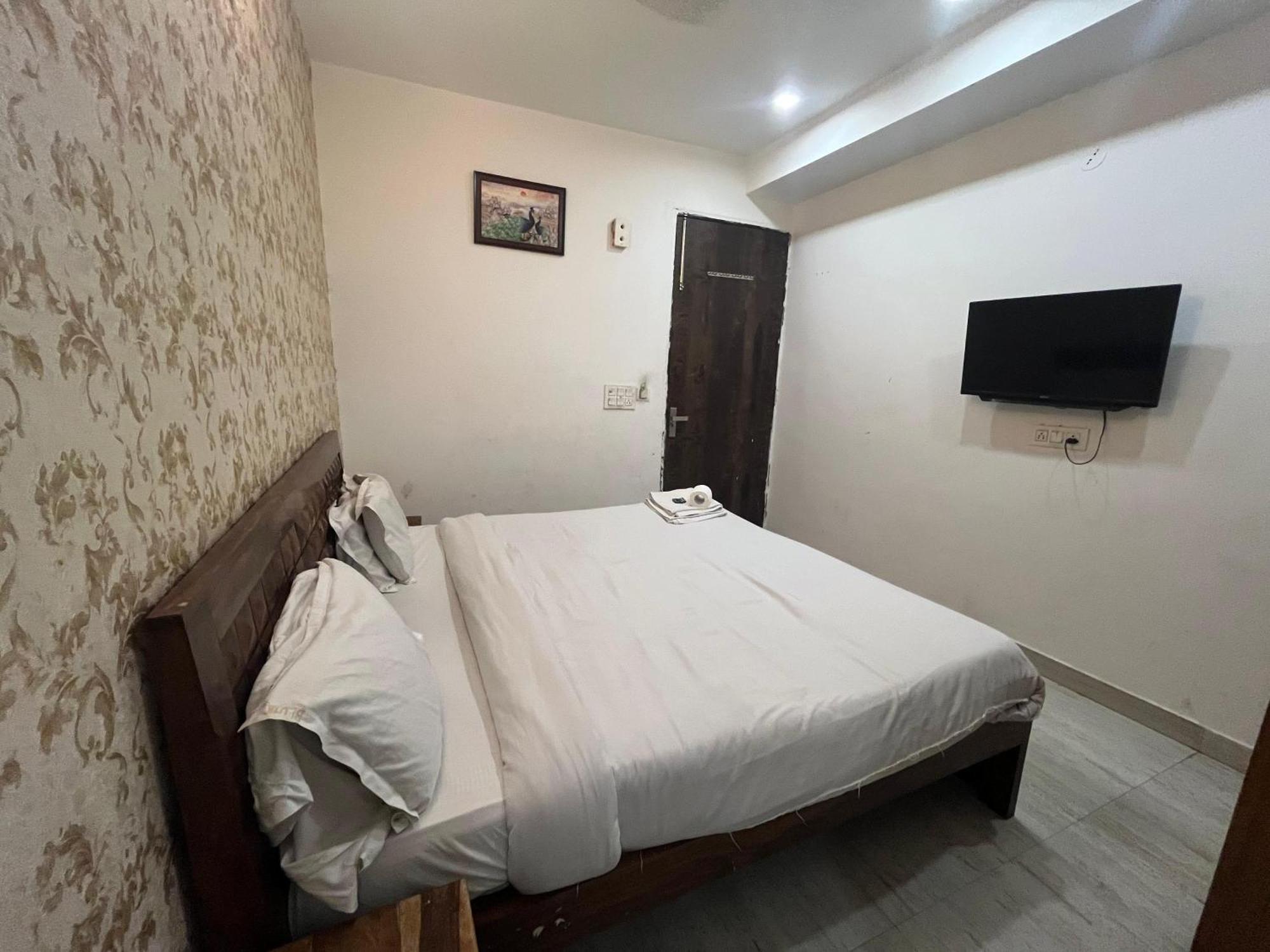 Hotel Saket Suites- Near Max Hospital 3*