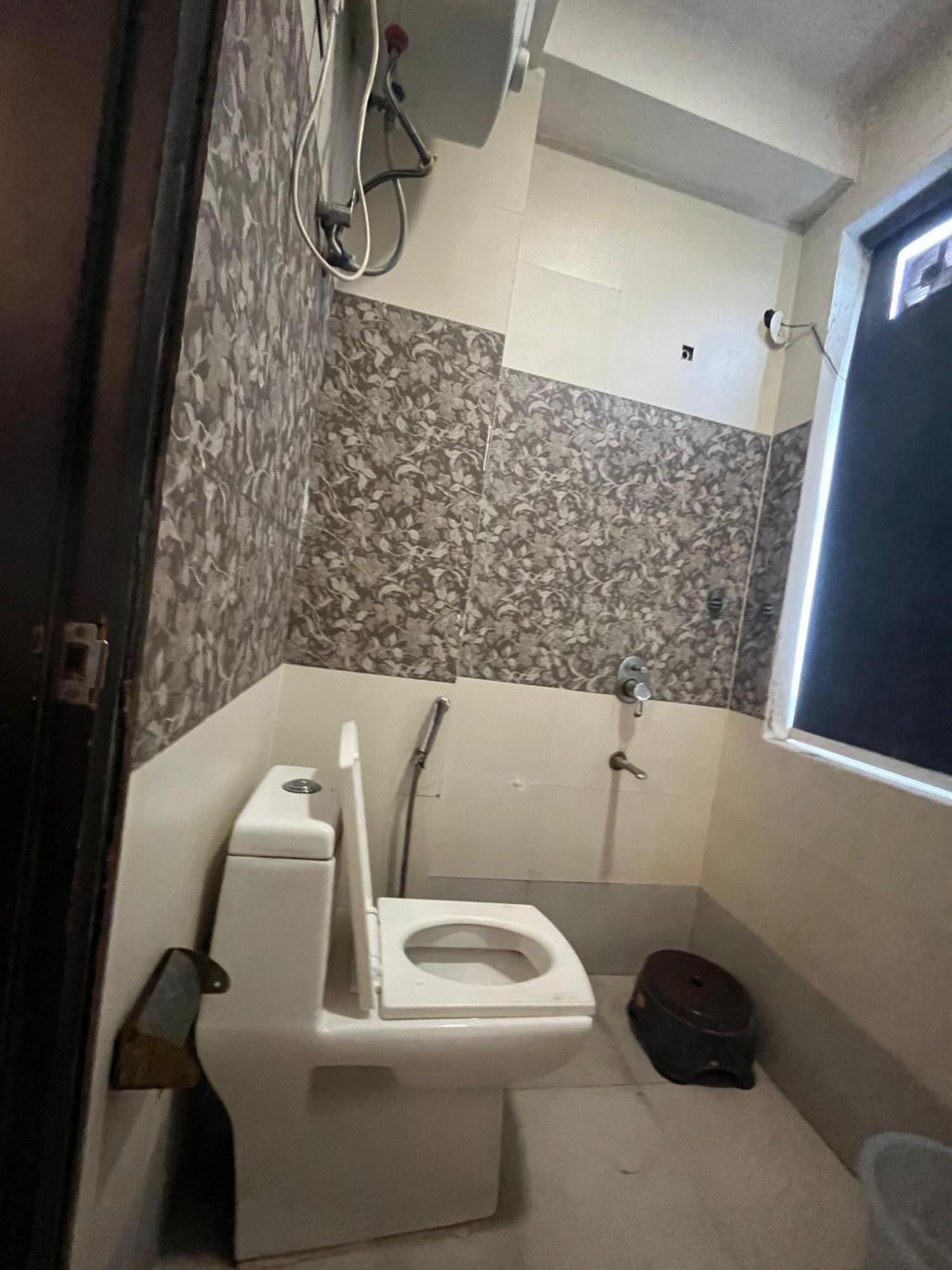 Hotel Saket Suites- Near Max Hospital Nova Deli