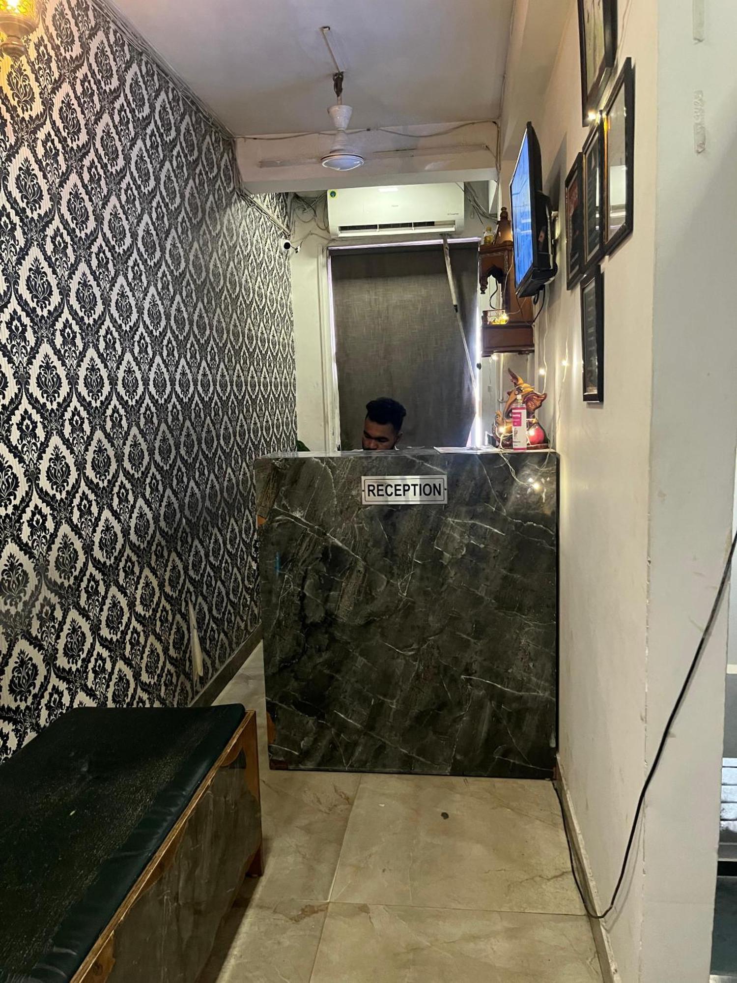 Hotel Saket Suites- Near Max Hospital Nova Deli