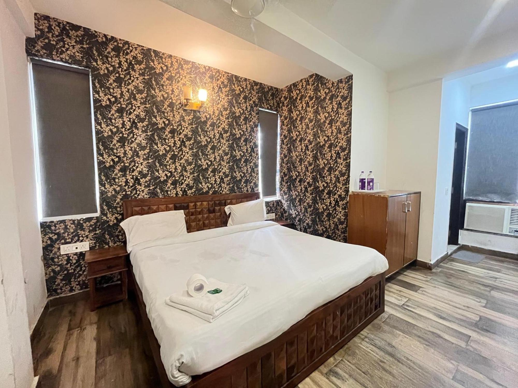 Saket Suites- Near Max Hospital Hotel 3*