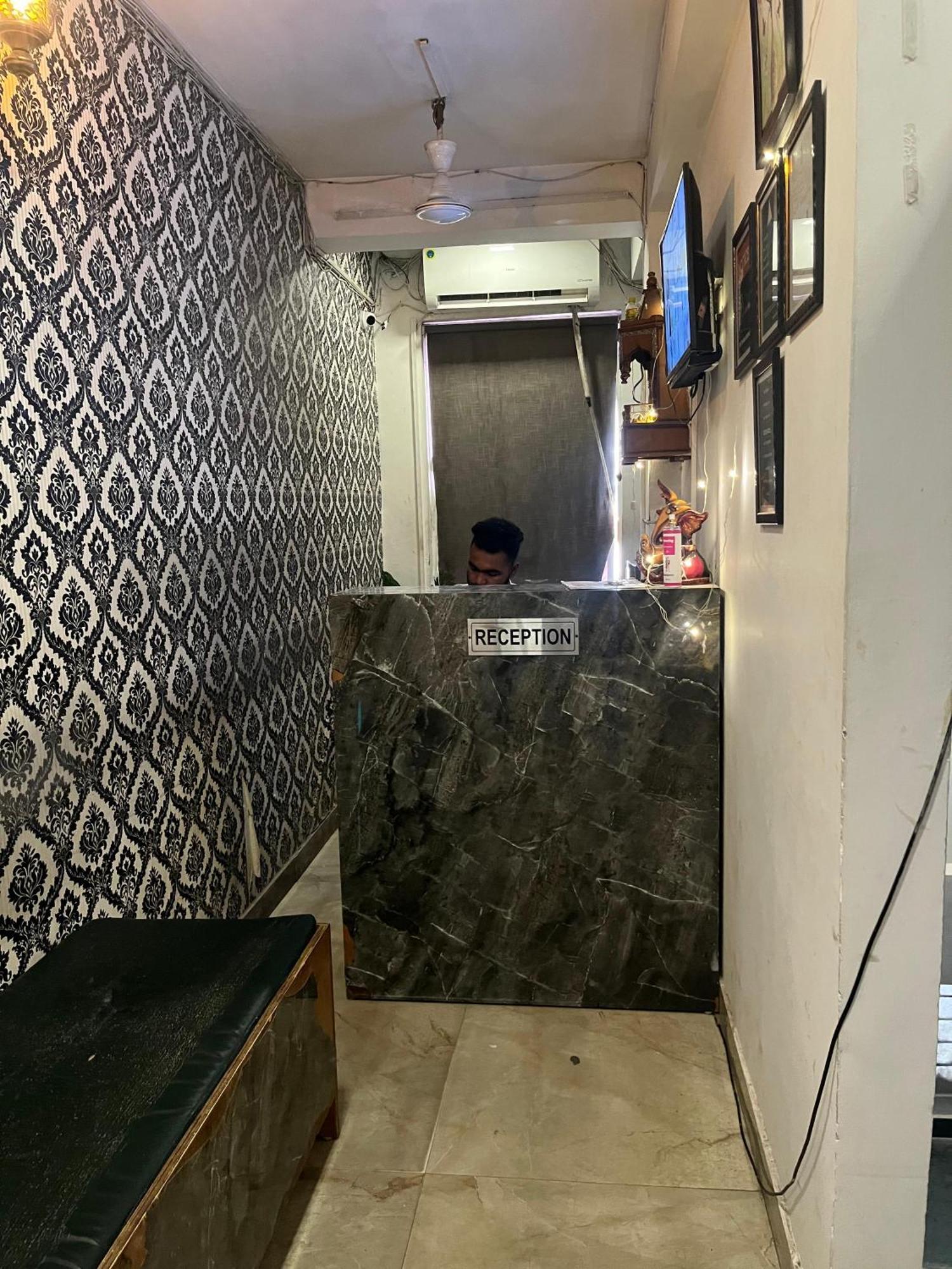Hotel Saket Suites- Near Max Hospital Nova Deli