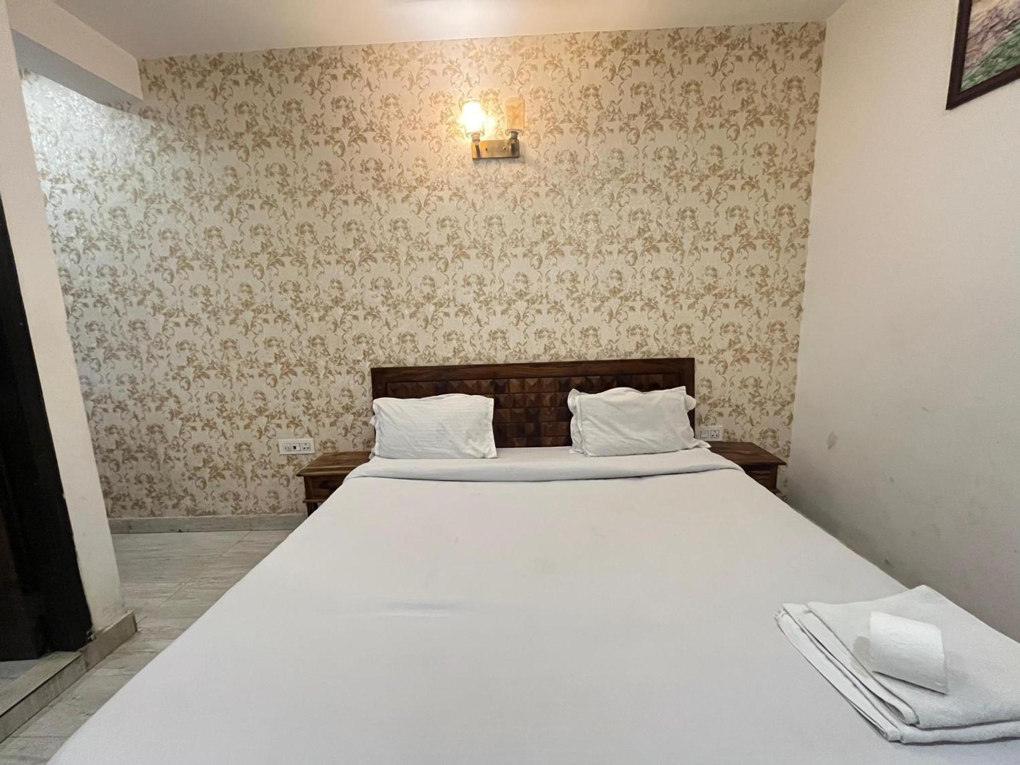 Saket Suites- Near Max Hospital Hotel