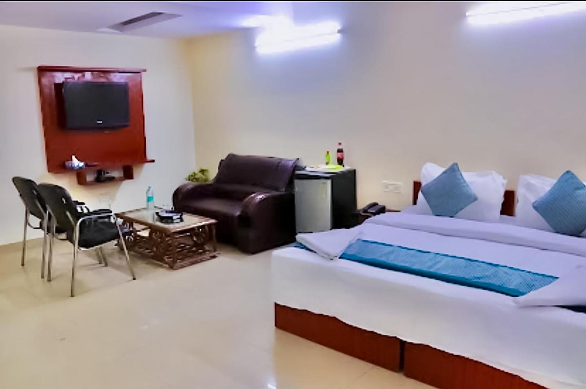Happy Residency - Near Saket Metro 3*