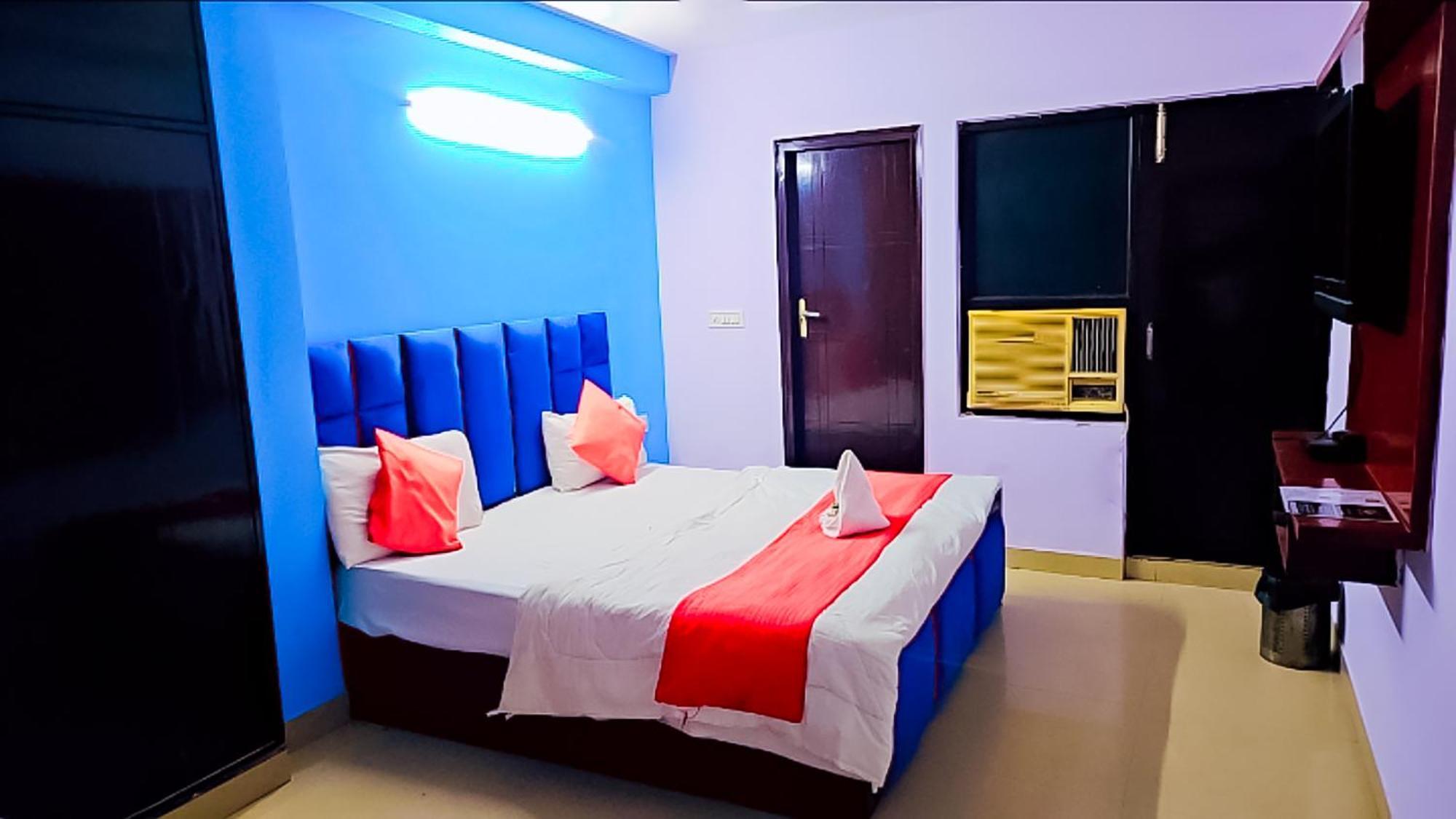 Happy Residency - Near Saket Metro 3* New Delhi
