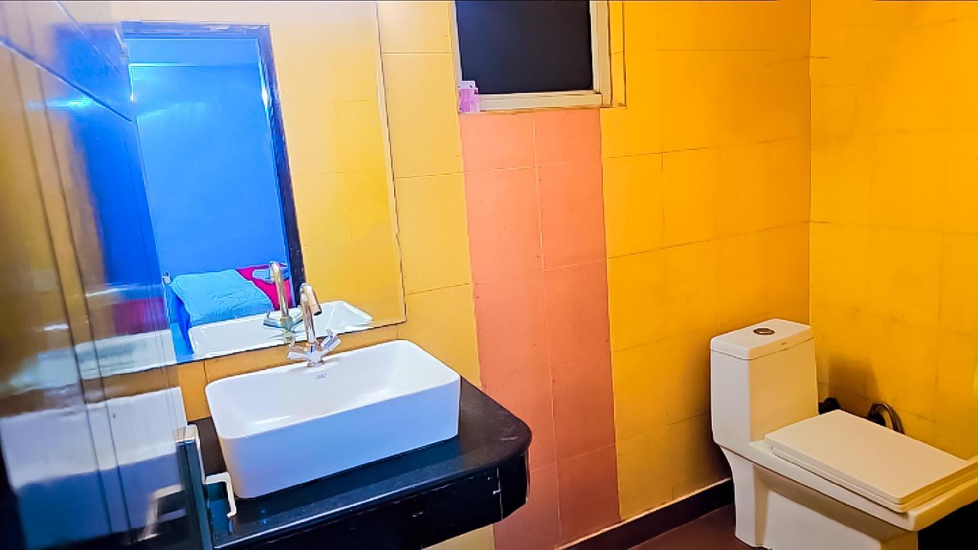 Hotel Happy Residency - Near Saket Metro