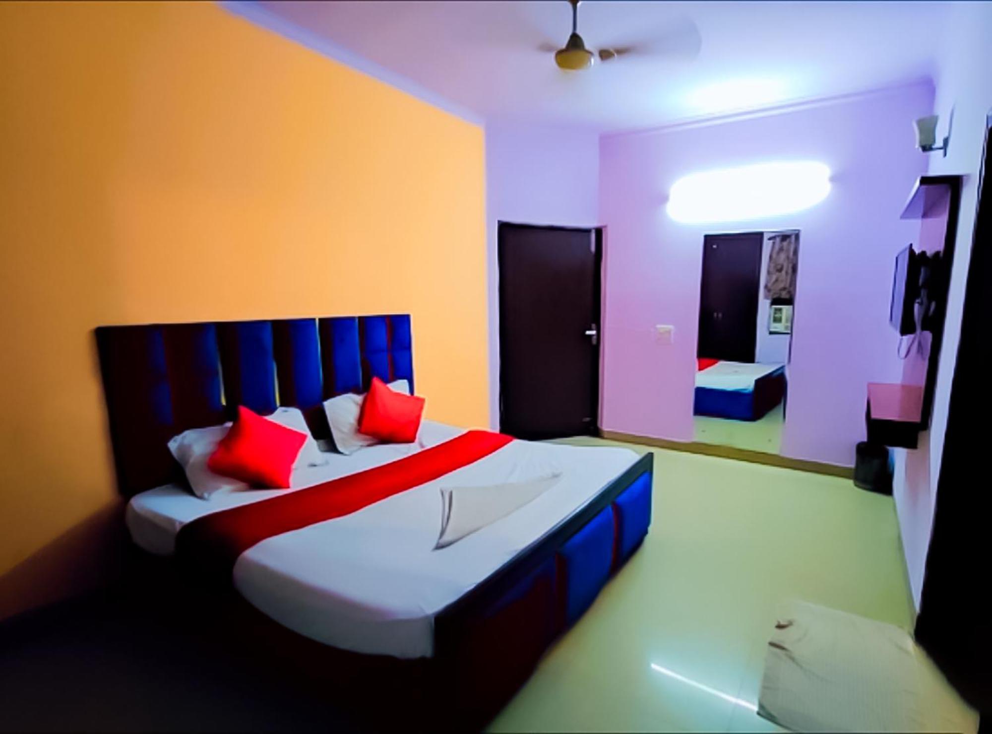 Happy Residency - Near Saket Metro 3* New Delhi