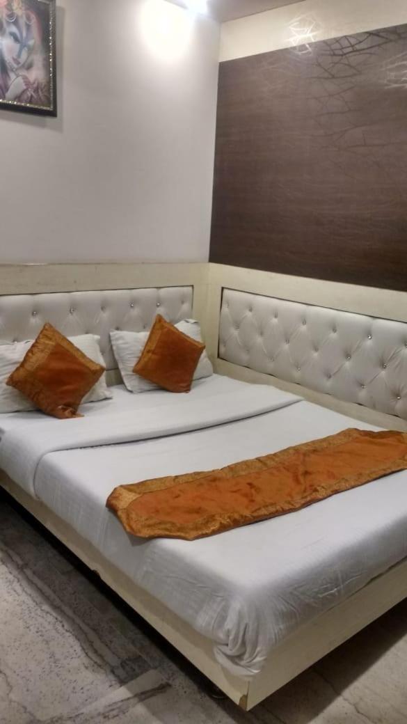 Deluxe Mahesh Near Railway Station