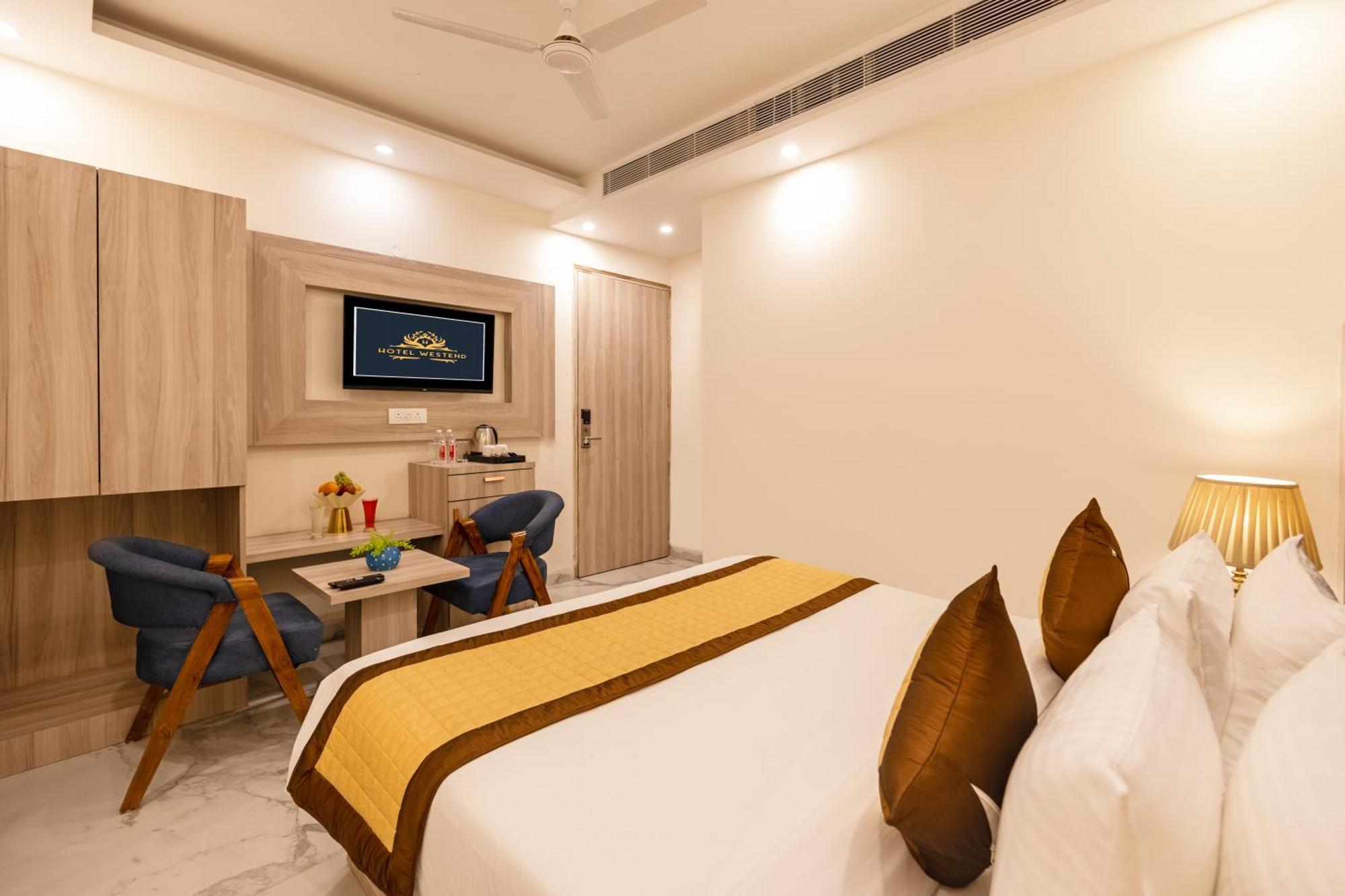 Hotel Lemon Wood By East End Delhi Airport